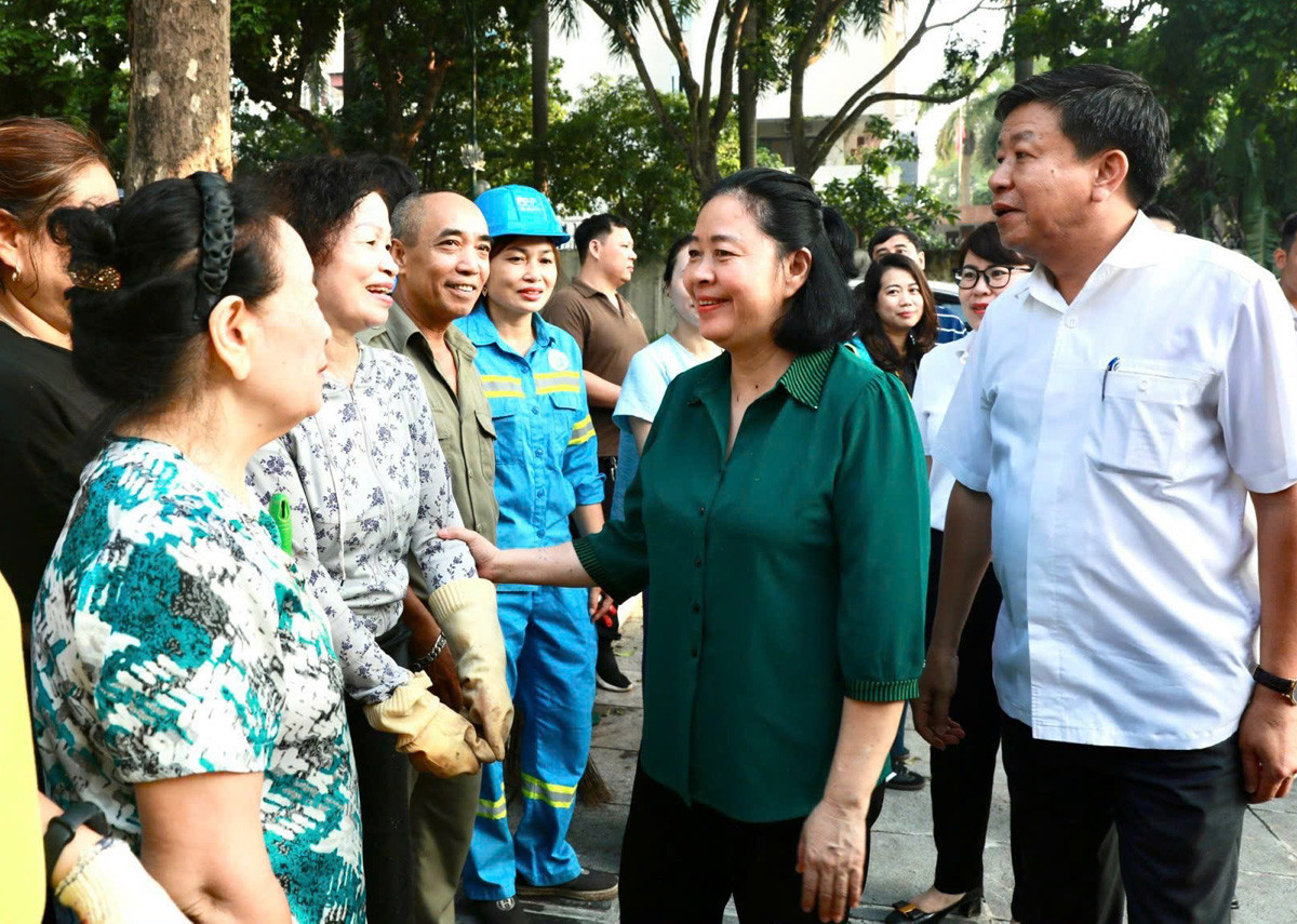 Bí thư Hà Nội cùng nhân dân xuống đường dọn rác sau siêu bão Yagi- Ảnh 10. Bí thư Hà Nội cùng nhân dân xuống đường dọn rác sau siêu bão Yagi- Ảnh 10.