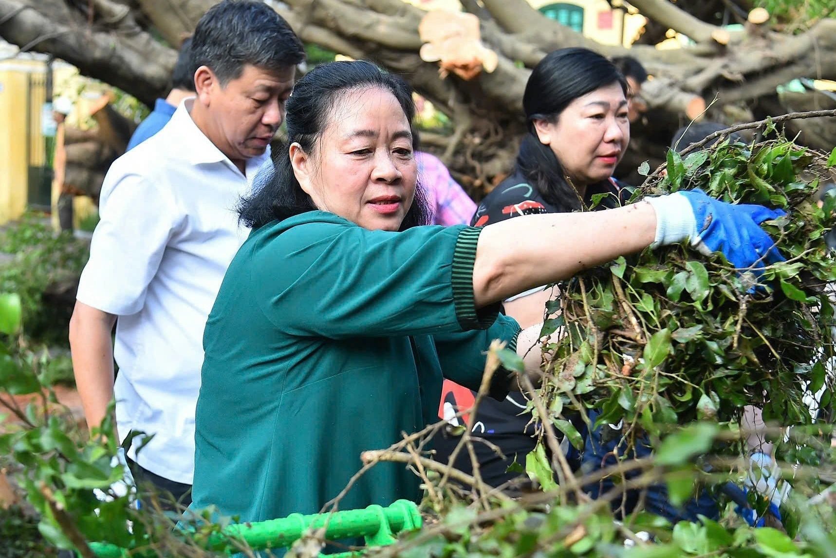 Bí thư Hà Nội cùng nhân dân xuống đường dọn rác sau siêu bão Yagi- Ảnh 3. Bí thư Hà Nội cùng nhân dân xuống đường dọn rác sau siêu bão Yagi- Ảnh 3.