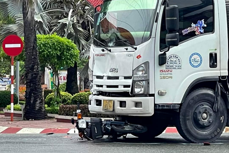Hiện trường vụ tai nạn khiến người đ&agrave;n &ocirc;ng 63 tuổi nguy kịch.