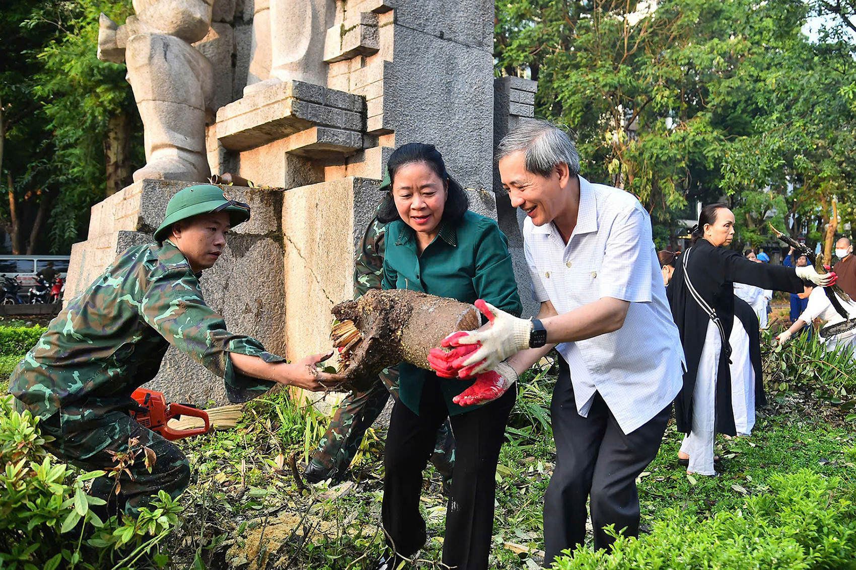 Bí thư Hà Nội cùng nhân dân xuống đường dọn rác sau siêu bão Yagi- Ảnh 5. Bí thư Hà Nội cùng nhân dân xuống đường dọn rác sau siêu bão Yagi- Ảnh 5.