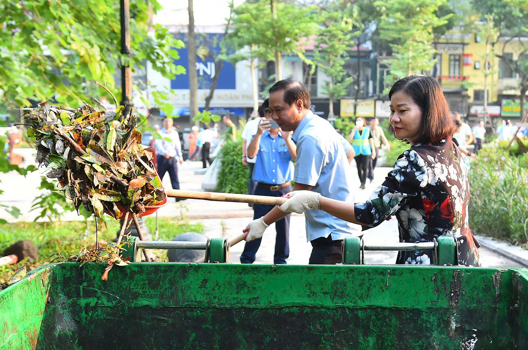 Bí thư Hà Nội cùng nhân dân xuống đường dọn rác sau siêu bão Yagi- Ảnh 4. Bí thư Hà Nội cùng nhân dân xuống đường dọn rác sau siêu bão Yagi- Ảnh 4.