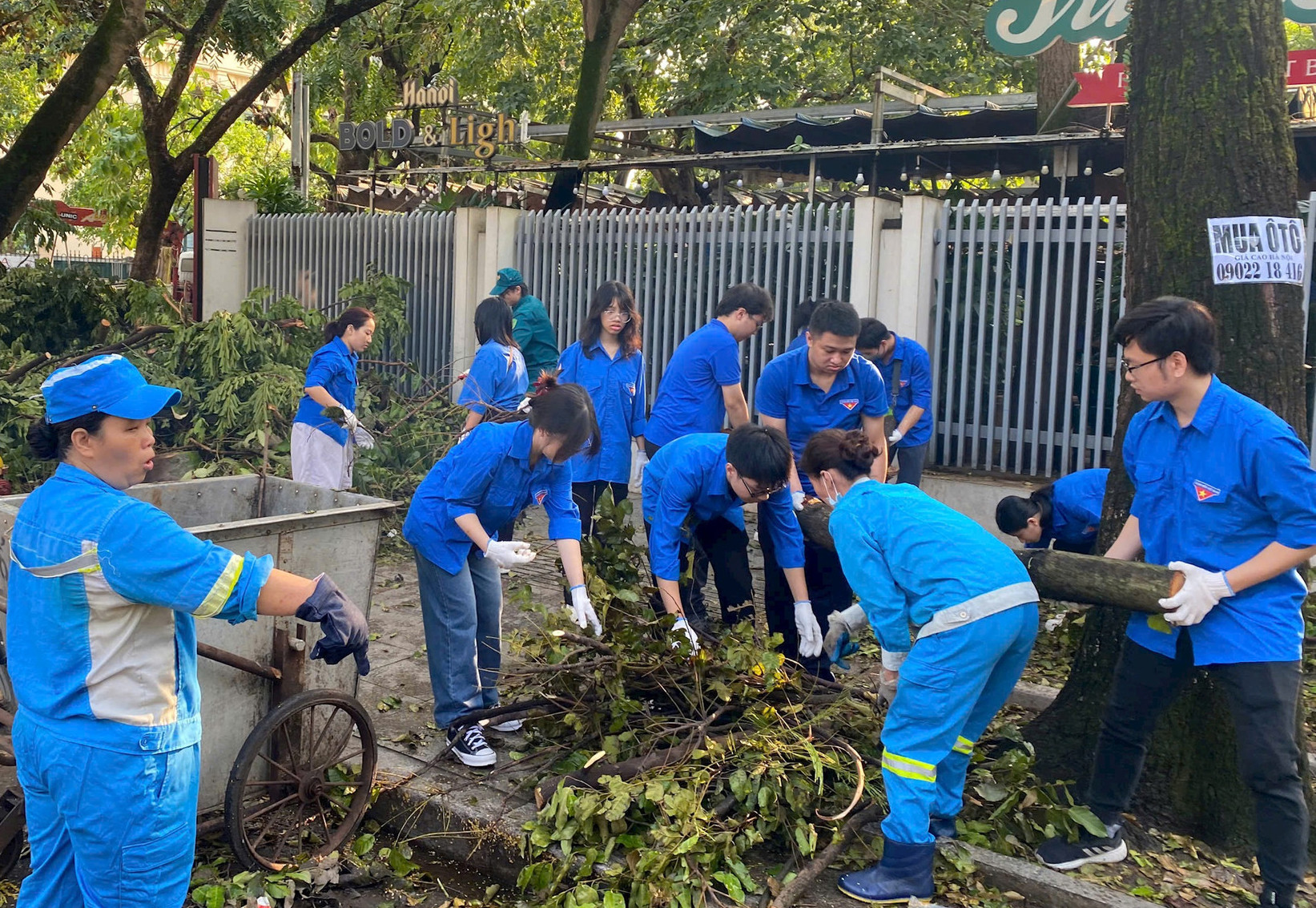 Bí thư Hà Nội cùng nhân dân xuống đường dọn rác sau siêu bão Yagi- Ảnh 8. Bí thư Hà Nội cùng nhân dân xuống đường dọn rác sau siêu bão Yagi- Ảnh 8.