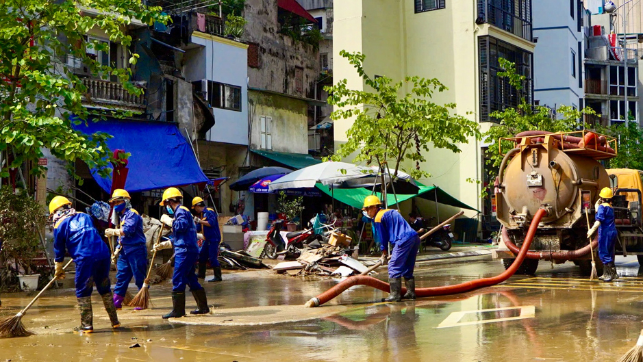H&agrave; Nội: Người d&acirc;n ven s&ocirc;ng Hồng tất bật dọn nh&agrave; sau trận lũ lịch sử- Ảnh 14.