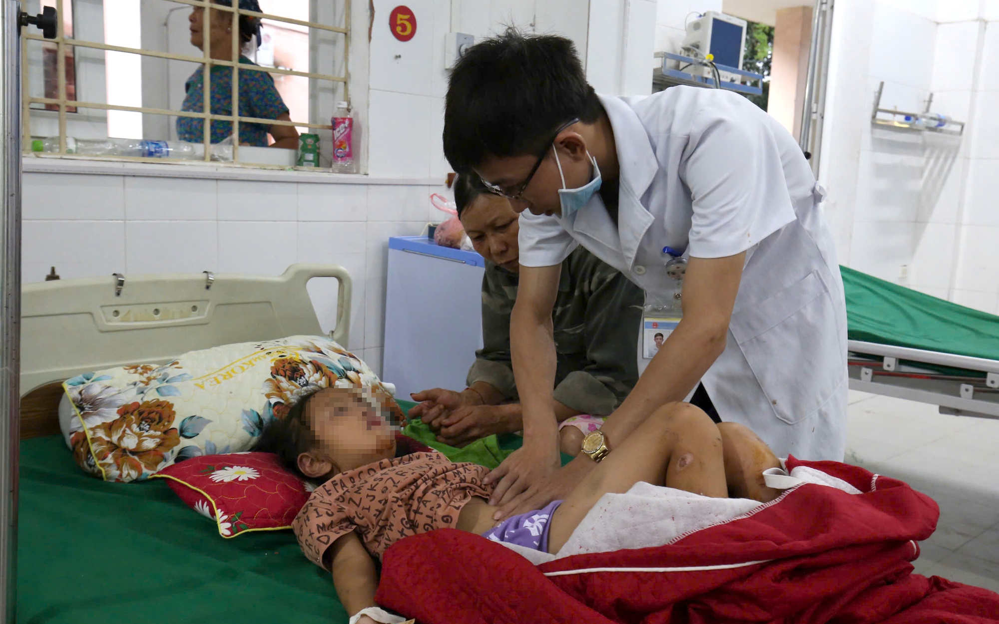 L&agrave;o Cai: Miễn ph&iacute; điều trị bệnh nh&acirc;n bị b&atilde;o lũ, người chăm s&oacute;c được hỗ trợ ăn uống