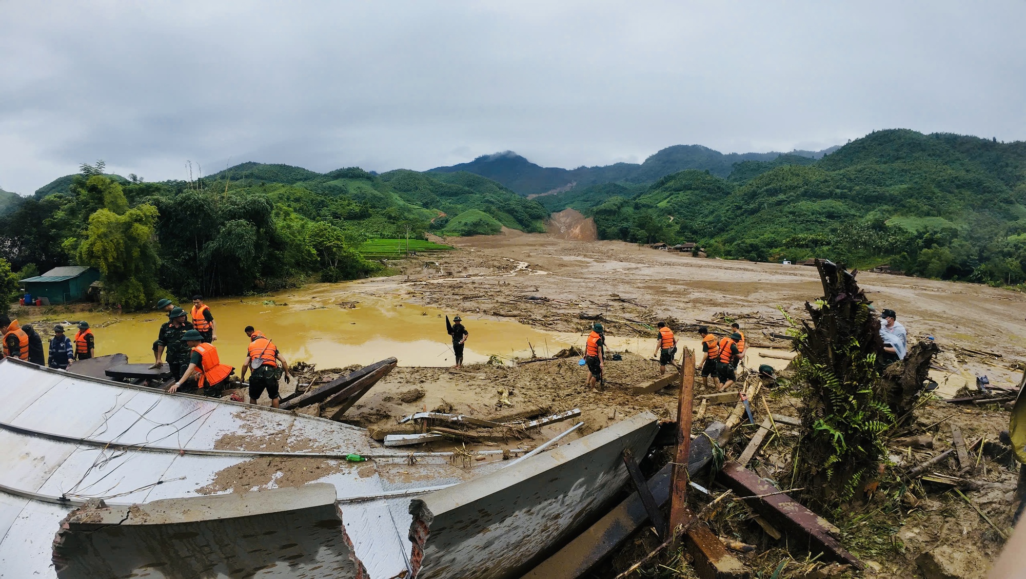 Trong khi h&agrave;ng ng&agrave;n c&aacute;n bộ, đảng vi&ecirc;n, chiến sĩ đang c&ugrave;ng với nh&acirc;n d&acirc;n ng&agrave;y đ&ecirc;m ph&ograve;ng chống mưa lũ th&igrave; vẫn c&ograve;n 2 chủ tịch x&atilde; n&eacute; tr&aacute;nh tr&aacute;ch nhiệm.