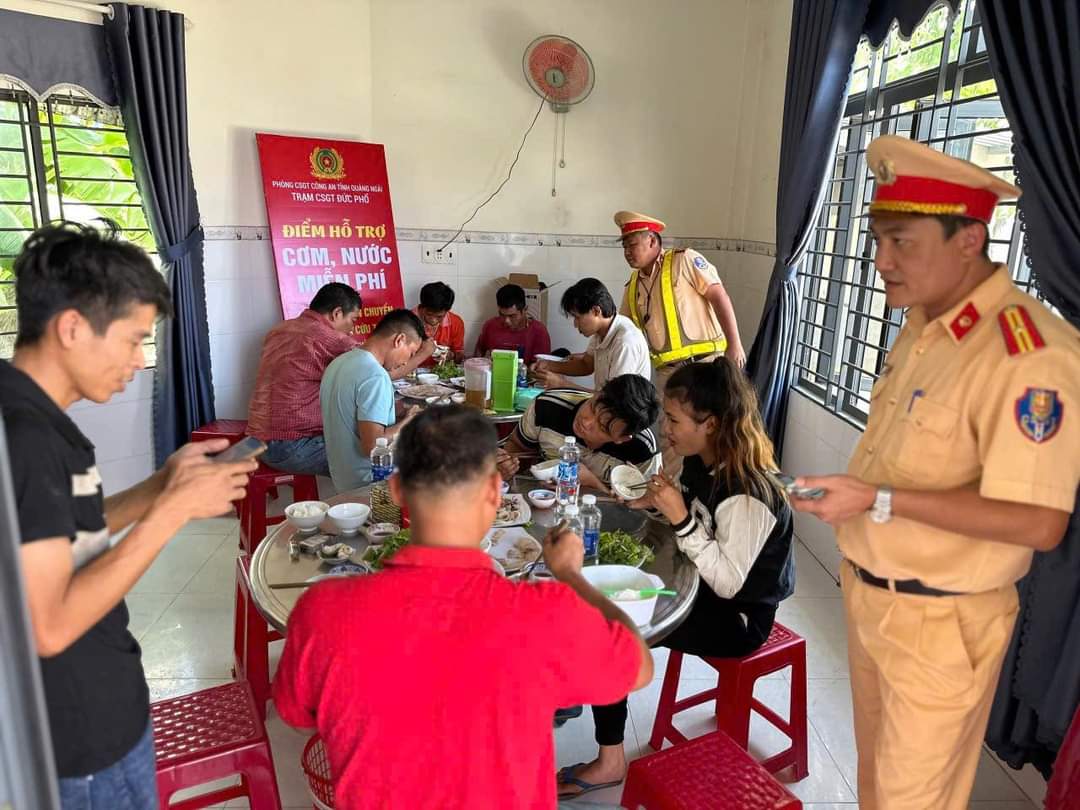 Cảnh s&aacute;t giao th&ocirc;ng Quảng Ng&atilde;i lập qu&aacute;n cơm miễn ph&iacute; cho đo&agrave;n cứu trợ miền Bắc- Ảnh 2.
