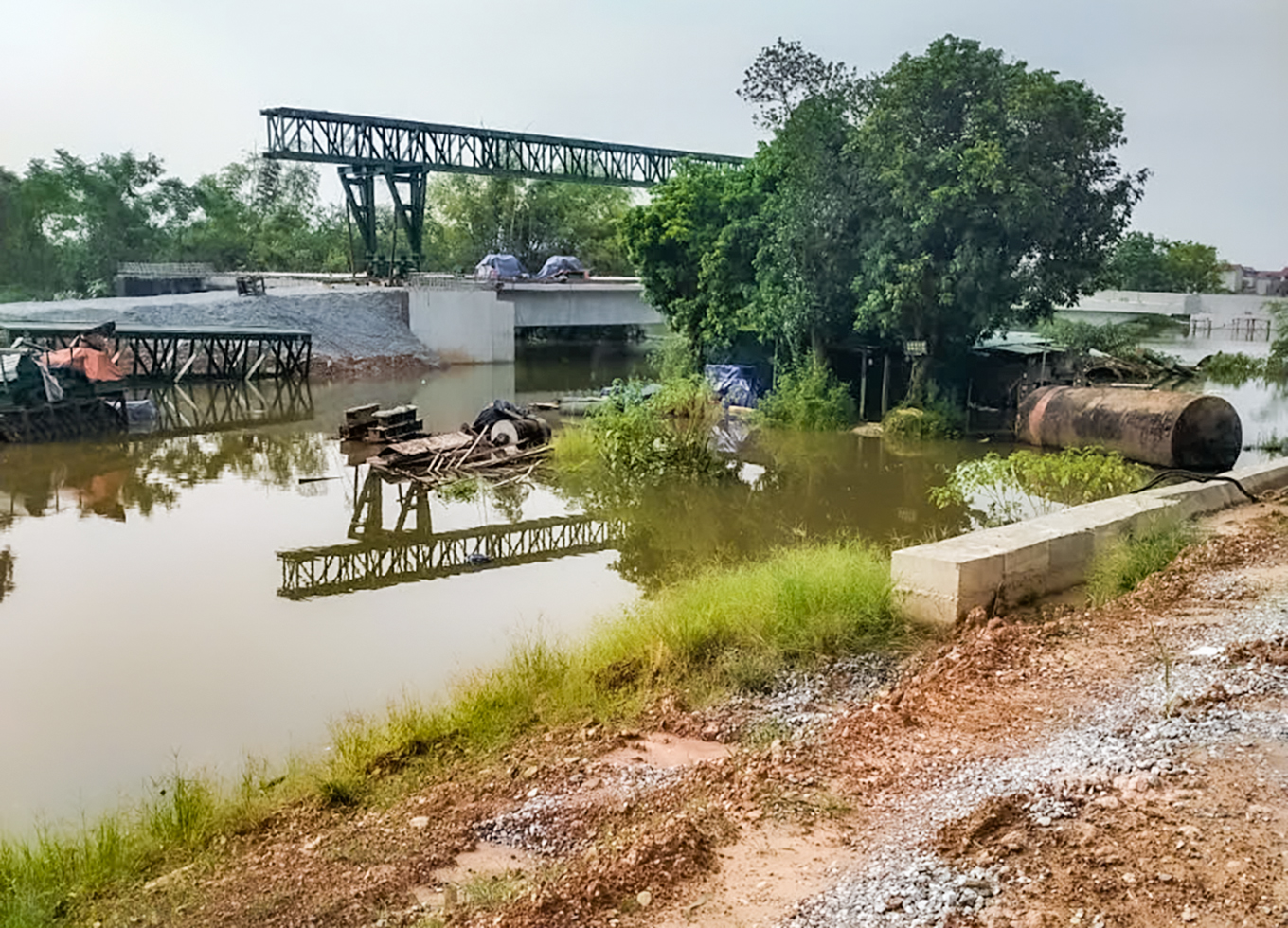 H&agrave; Nội: Nhiều c&ocirc;ng tr&igrave;nh giao th&ocirc;ng trọng điểm vẫn thi c&ocirc;ng cầm chừng v&igrave; &uacute;ng ngập sau b&atilde;o- Ảnh 9.