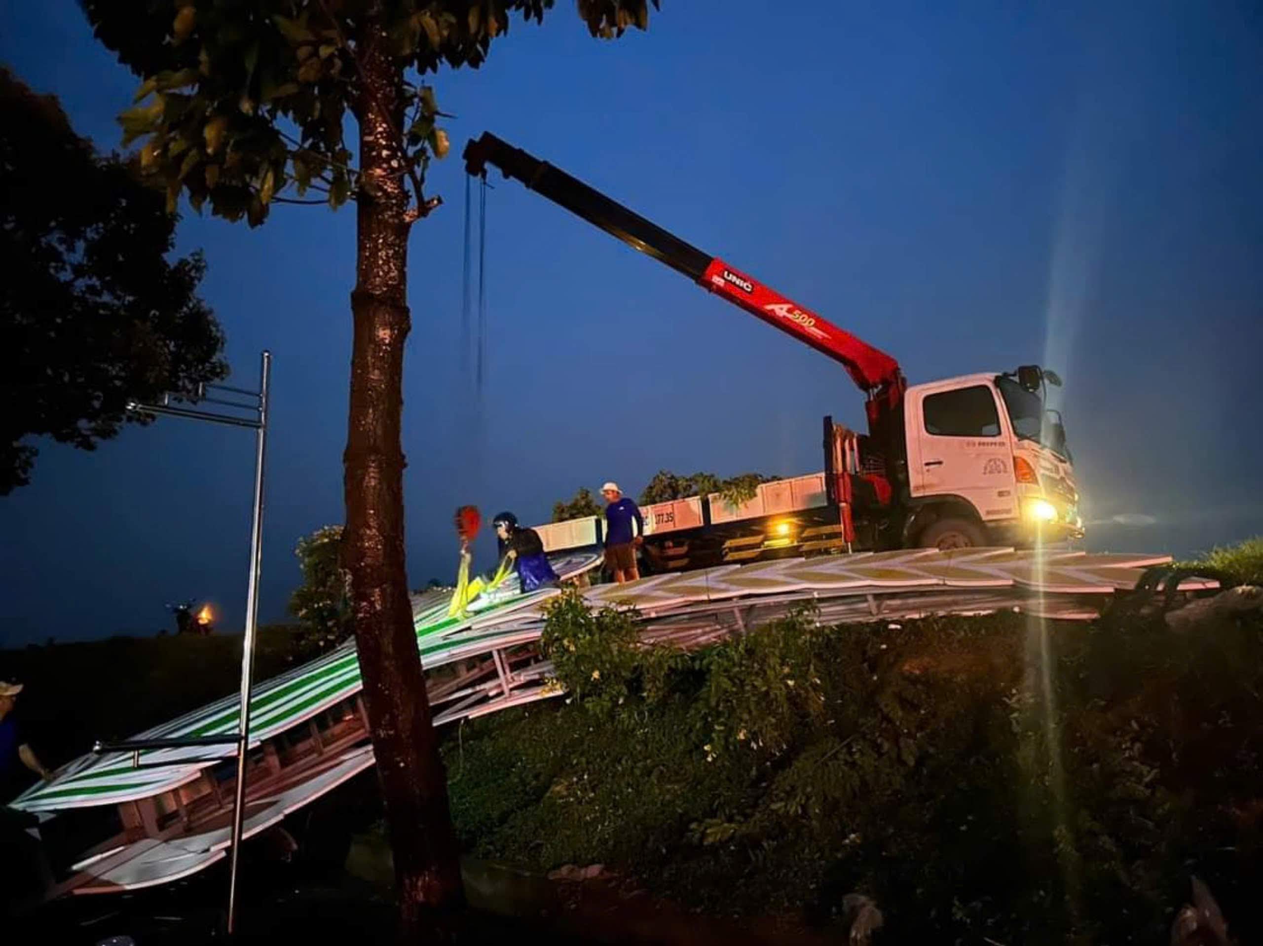 Mưa lớn k&egrave;m gi&ocirc;ng lốc l&agrave;m tốc m&aacute;i nhiều nh&agrave; ở Long An, 1 người bị thương- Ảnh 1.