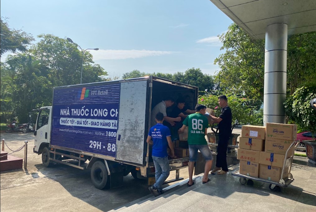 Xuy&ecirc;n đ&ecirc;m mang thuốc tới b&agrave; con v&ugrave;ng lũ lụt- Ảnh 2.