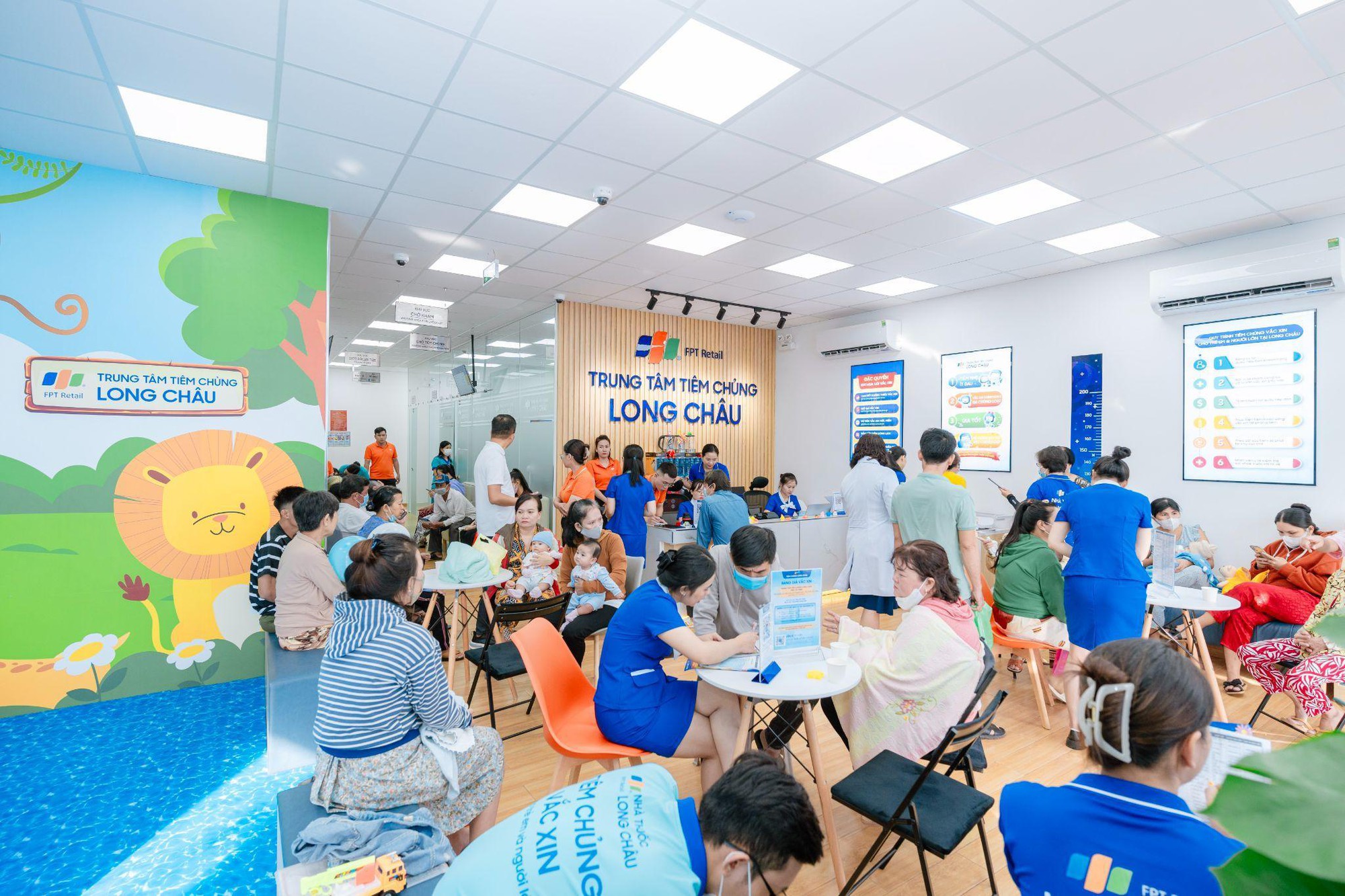 Hệ thống ti&ecirc;m chủng Long Ch&acirc;u tham gia chiến dịch ph&ograve;ng chống dịch sởi ở TP.HCM- Ảnh 1.