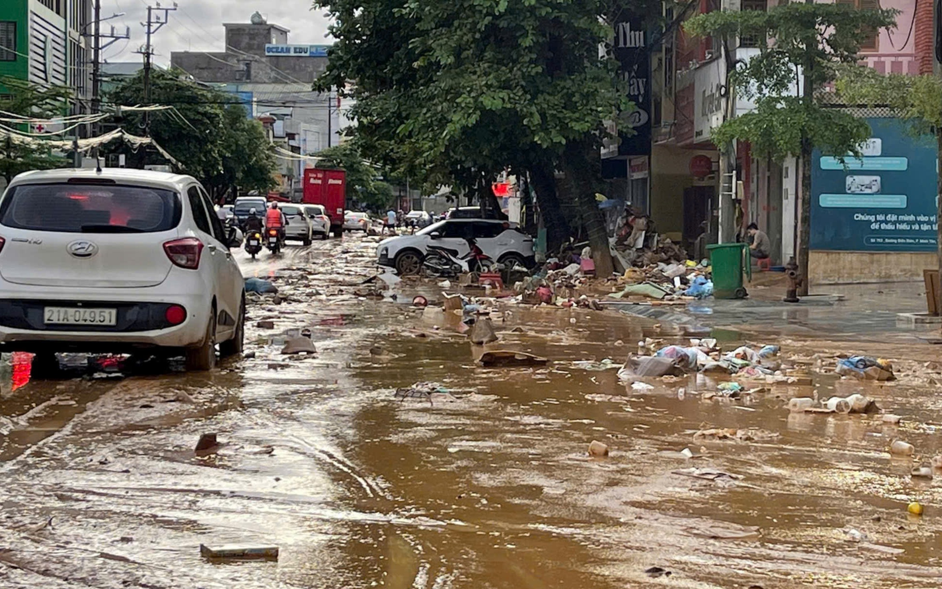Y&ecirc;n B&aacute;i ngập trong b&ugrave;n, r&aacute;c sau khi cơn lũ đi qua