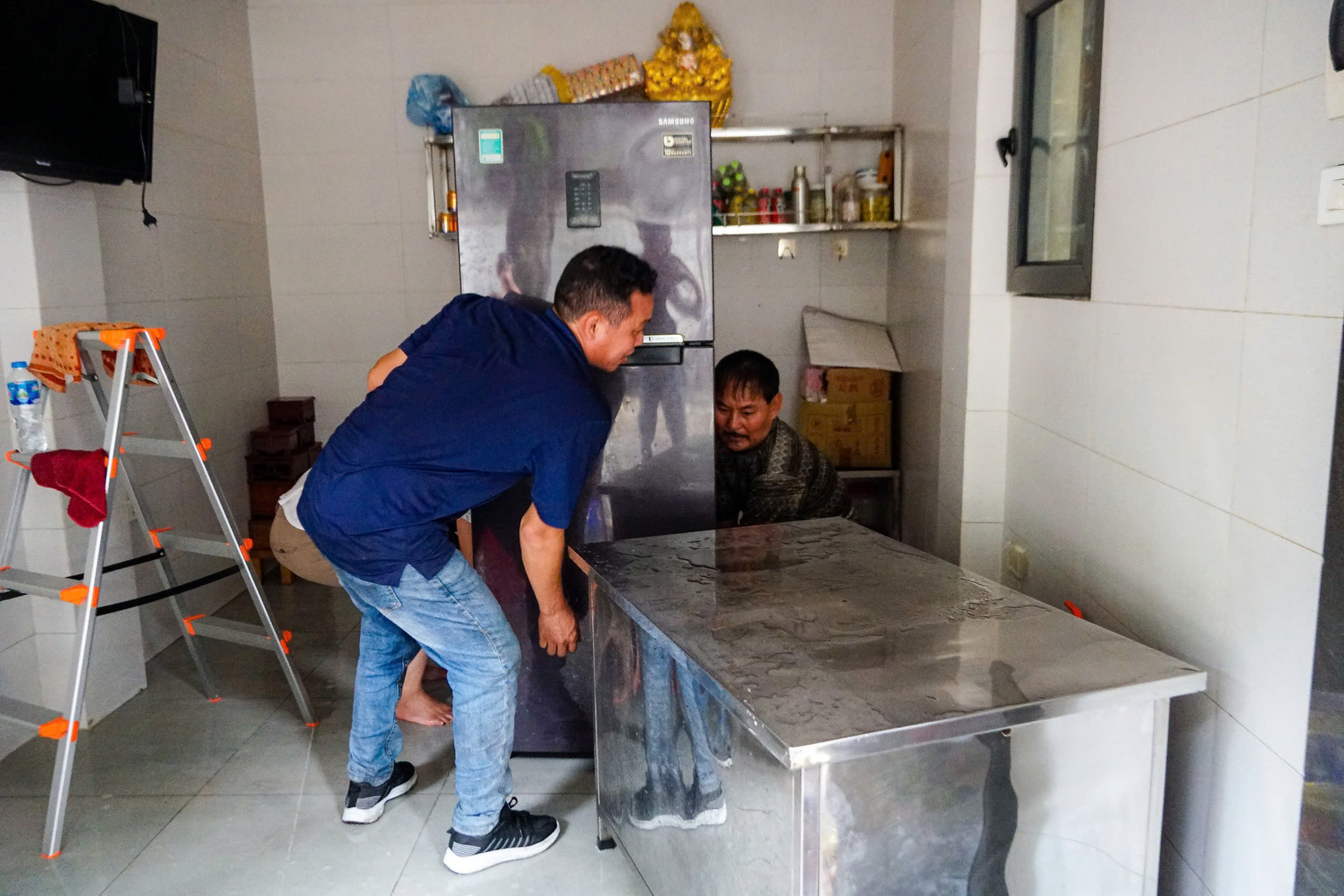 H&agrave; Nội: Người d&acirc;n ven s&ocirc;ng Hồng tất bật dọn nh&agrave; sau trận lũ lịch sử- Ảnh 2.