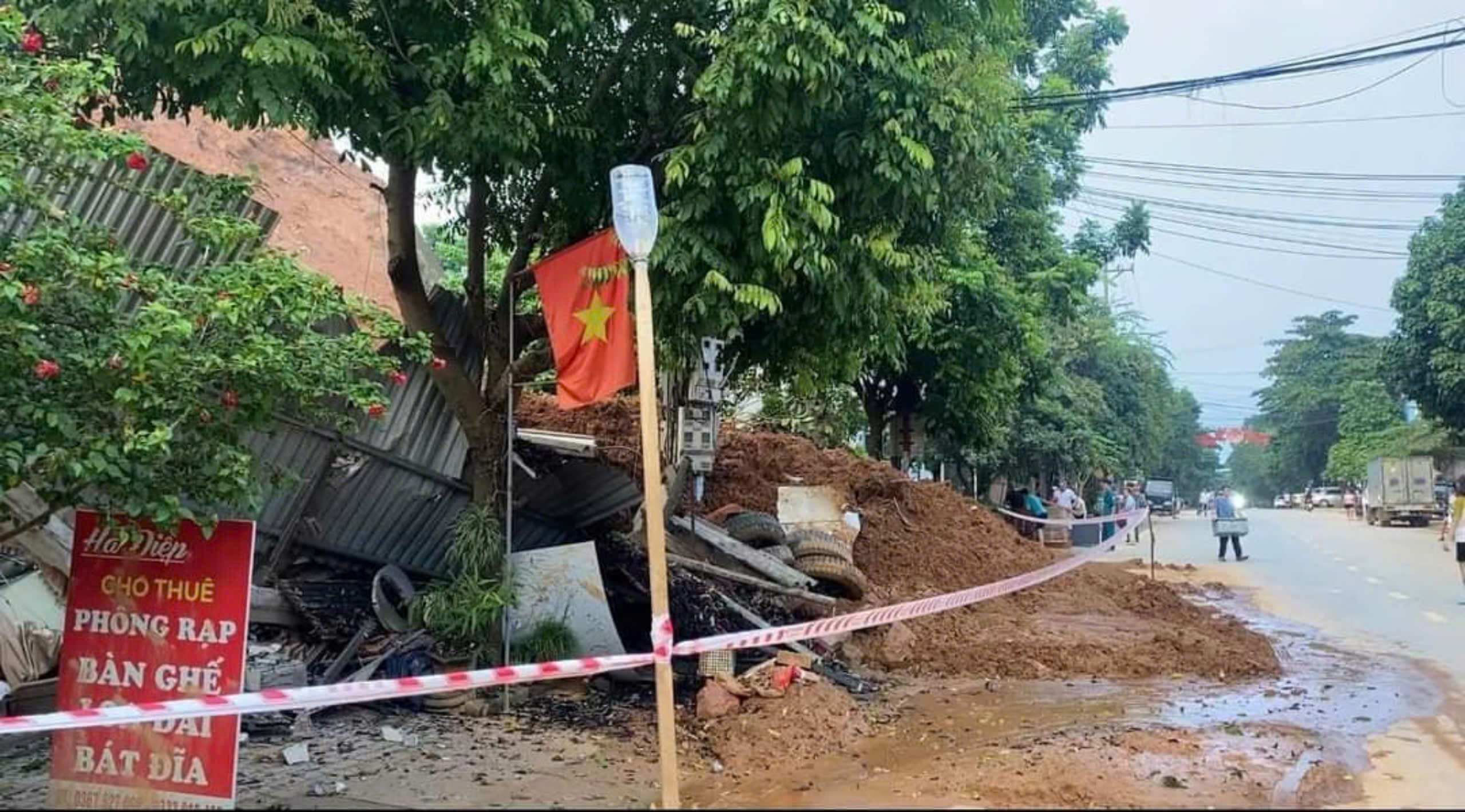 20.000m3 đất sạt lở, v&ugrave;i lấp 3 ng&ocirc;i nh&agrave;, h&agrave;ng chục hộ d&acirc;n Y&ecirc;n B&aacute;i di dời khẩn cấp- Ảnh 3.