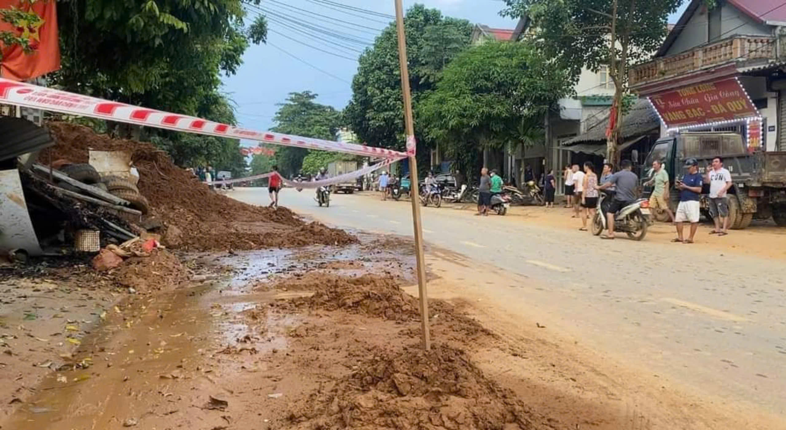 20.000m3 đất sạt lở, v&ugrave;i lấp 3 ng&ocirc;i nh&agrave;, h&agrave;ng chục hộ d&acirc;n Y&ecirc;n B&aacute;i di dời khẩn cấp- Ảnh 4.