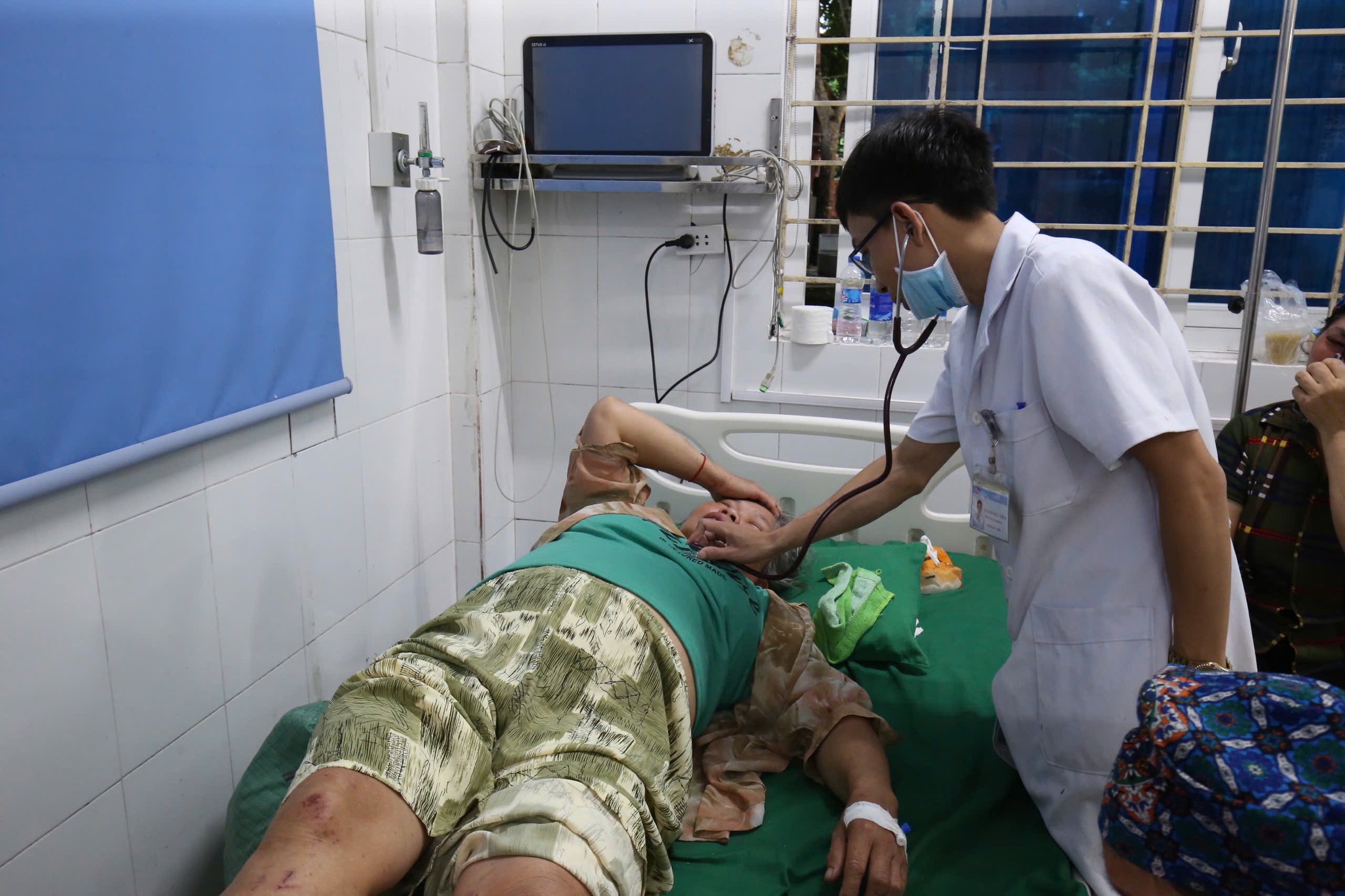 Ng&agrave;nh Y tế tỉnh L&agrave;o Cai quyết định hỗ trợ, miễn ph&iacute; ho&agrave;n to&agrave;n viện ph&iacute; cho bệnh nh&acirc;n gặp nạn trong đợt b&atilde;o lũ vừa qua. (Ảnh: Sỹ H&ograve;a)