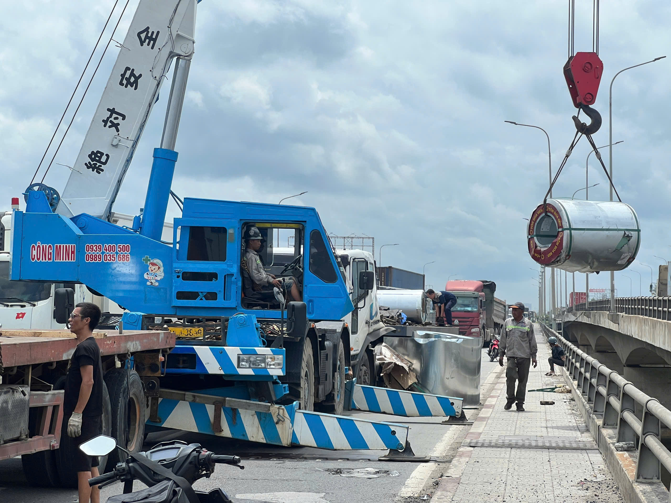 Xe đầu k&eacute;o phanh gấp, nhiều cuộn t&ocirc;n nặng h&agrave;ng chục tấn rơi xuống quốc lộ 1- Ảnh 1.