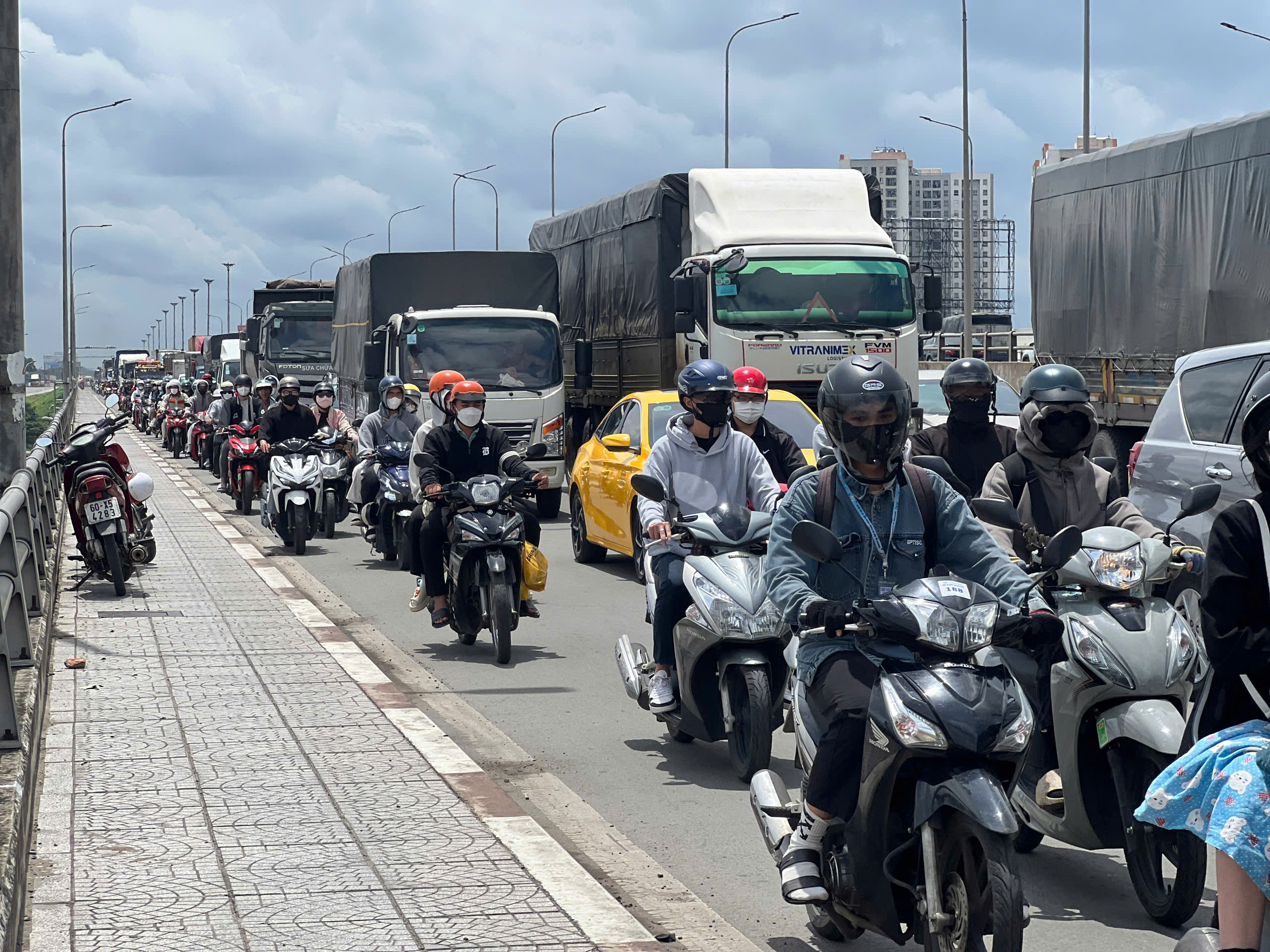 Xe đầu k&eacute;o phanh gấp, nhiều cuộn t&ocirc;n nặng h&agrave;ng chục tấn rơi xuống quốc lộ 1- Ảnh 3.