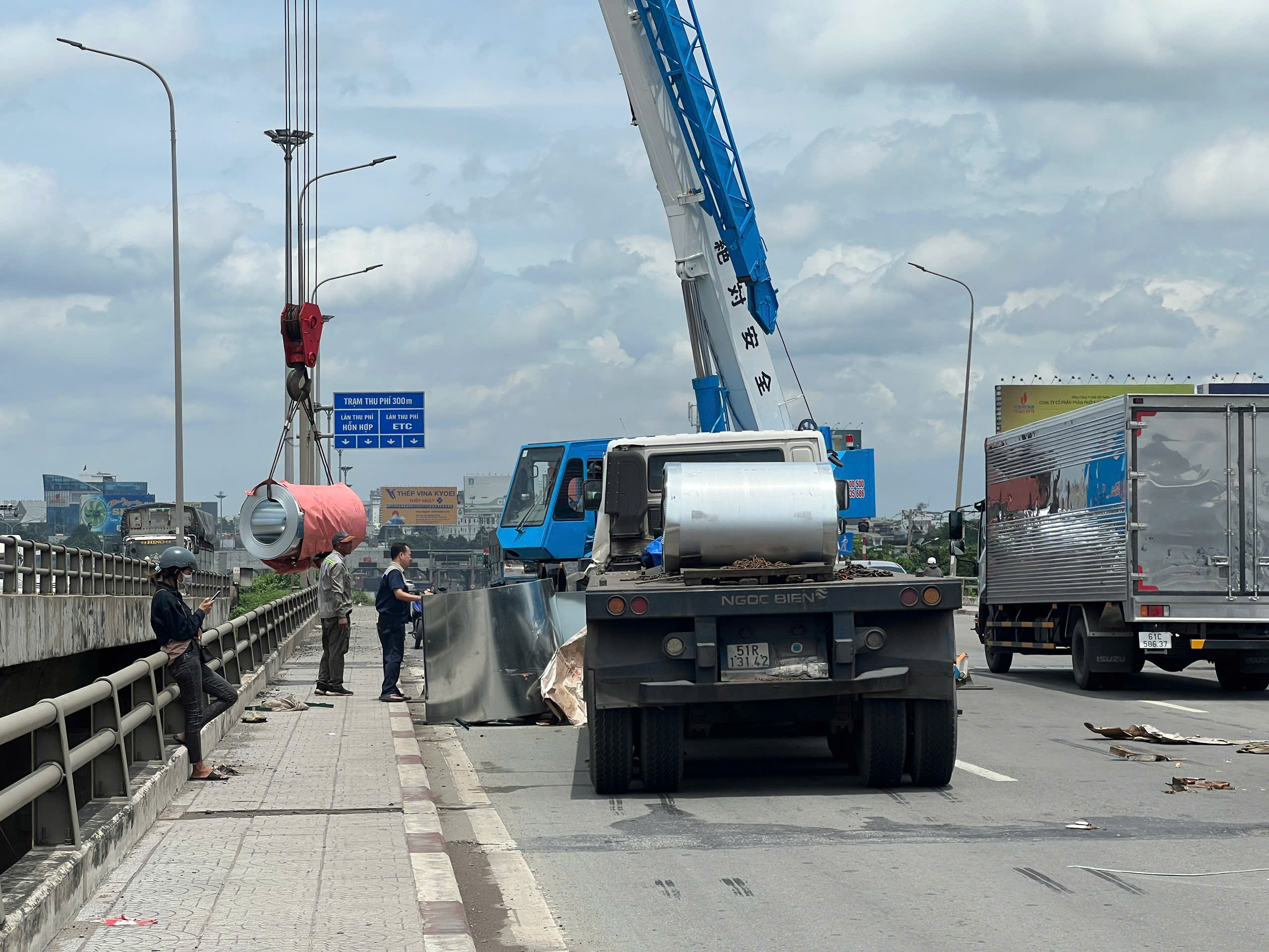 Xe đầu k&eacute;o phanh gấp, nhiều cuộn t&ocirc;n nặng h&agrave;ng chục tấn rơi xuống quốc lộ 1- Ảnh 2.