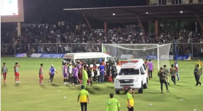 Trọng t&agrave;i bị đ&aacute;nh nhập viện tại giải đấu ở Indonesia- Ảnh 1.