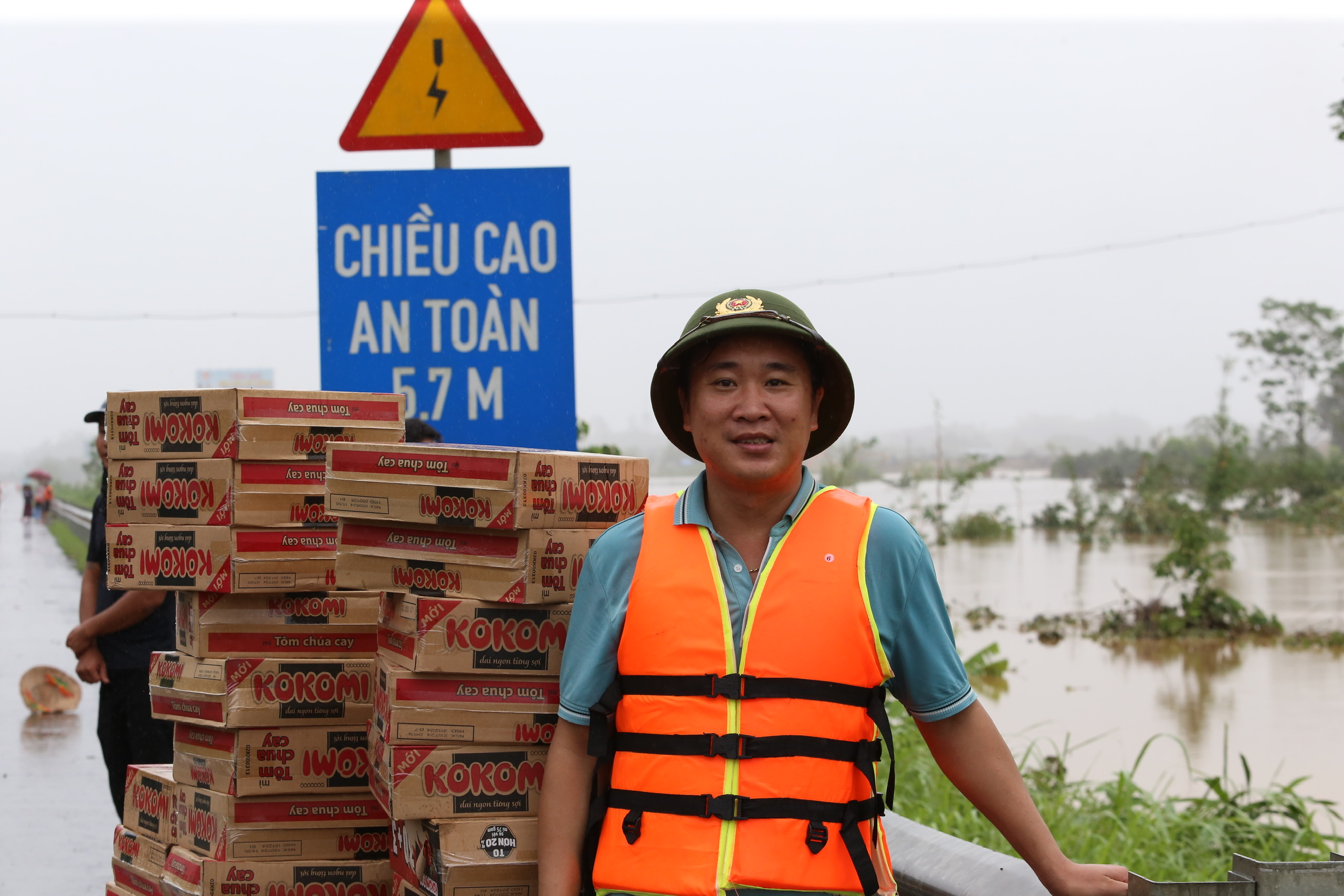 "Bố n&oacute;i đi cứu trợ rồi kh&ocirc;ng về nữa"- Ảnh 4.