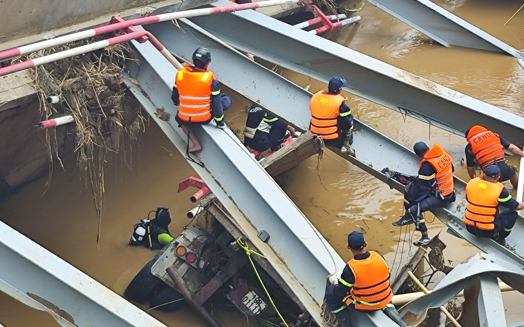 Đi vòng 40km, người dân ngóng từng ngày cầu phao thay thế cầu Phong Châu bị sập- Ảnh 5. Huy động 30 người nhái tiếp cận xe tải mắc kẹt tại hiện trường vụ sập cầu Phong Châu