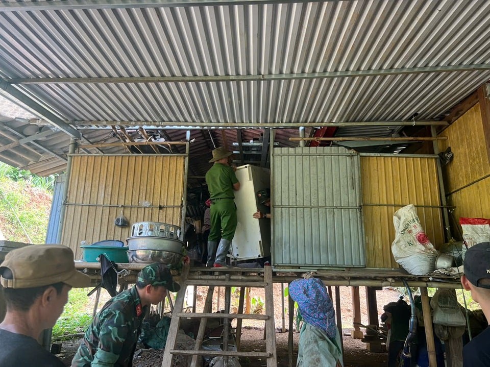 Vận động hơn 100 hộ d&acirc;n ở Sơn La di dời trước nguy cơ sạt lở- Ảnh 1.