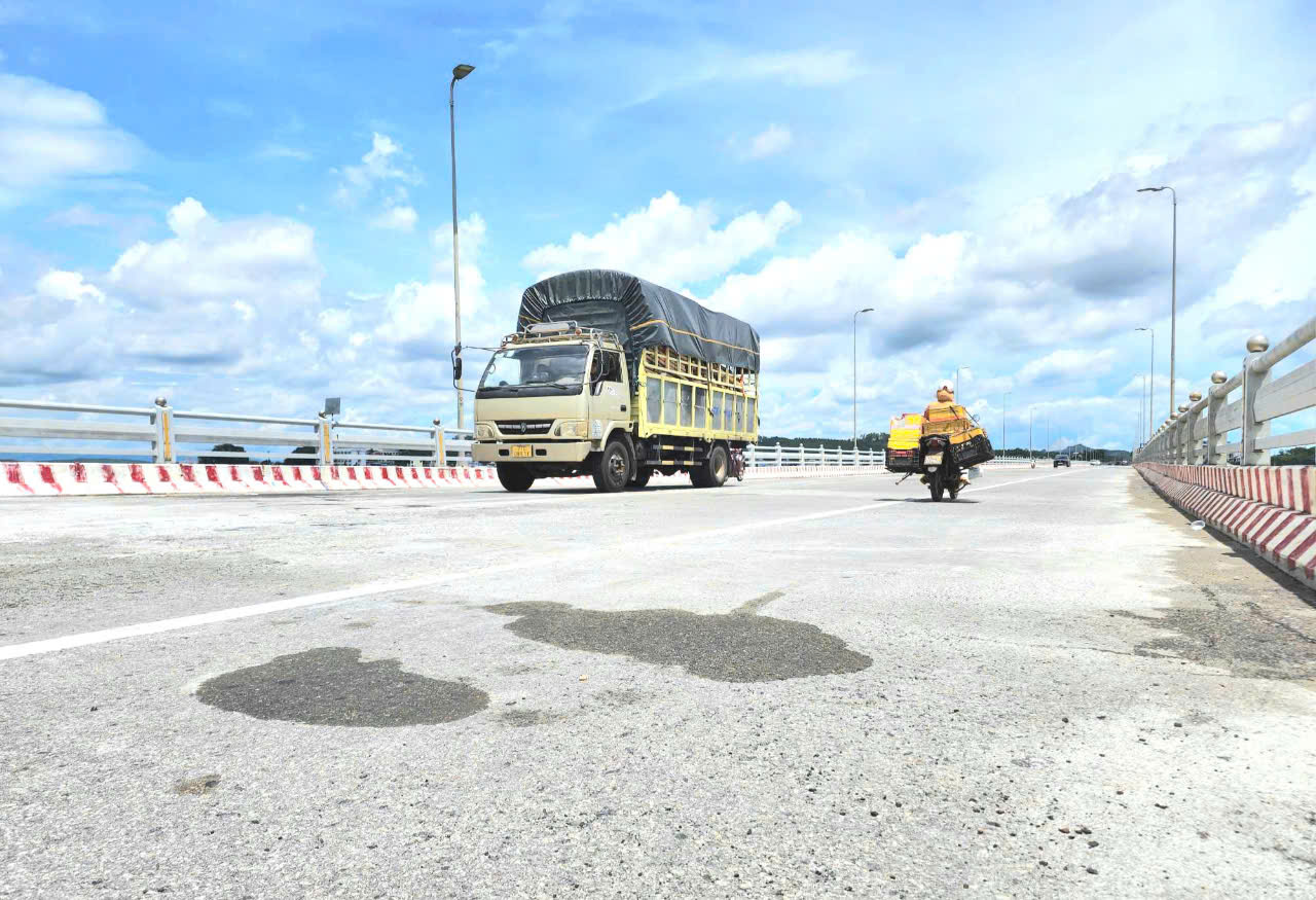 Tài xế cảm nhận ra sao khi cầu Trà Khúc 2 thông xe trở lại sau 2 tháng sửa chữa?- Ảnh 1. Tài xế cảm nhận ra sao khi cầu Trà Khúc 2 thông xe trở lại sau 2 tháng sửa chữa?- Ảnh 1.