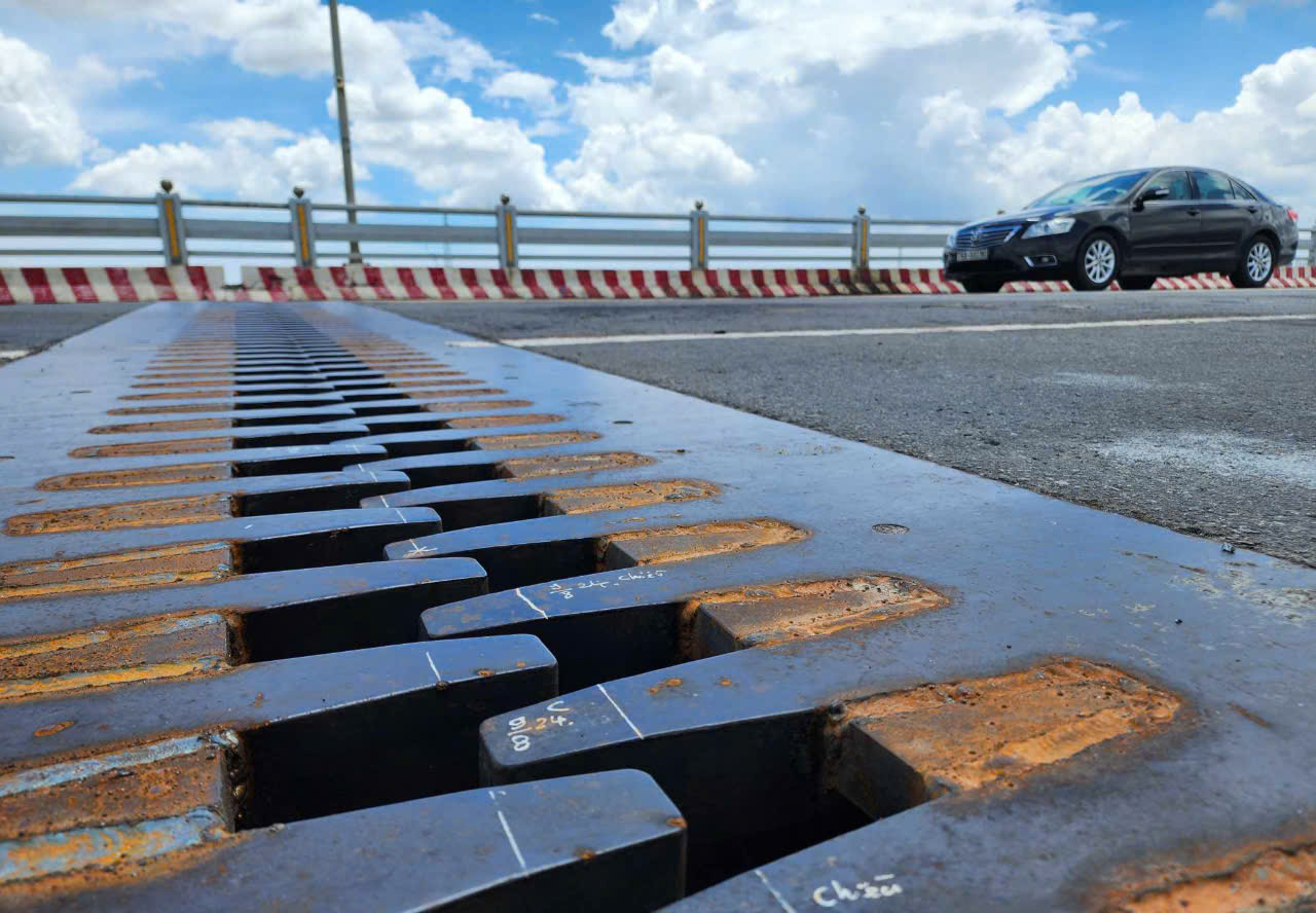 Tài xế cảm nhận ra sao khi cầu Trà Khúc 2 thông xe trở lại sau 2 tháng sửa chữa?- Ảnh 3. Tài xế cảm nhận ra sao khi cầu Trà Khúc 2 thông xe trở lại sau 2 tháng sửa chữa?- Ảnh 3.