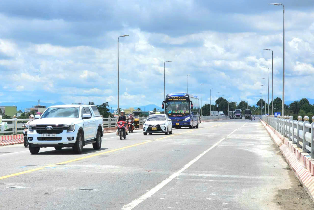 Tài xế cảm nhận ra sao khi cầu Trà Khúc 2 thông xe trở lại sau 2 tháng sửa chữa?- Ảnh 4. Tài xế cảm nhận ra sao khi cầu Trà Khúc 2 thông xe trở lại sau 2 tháng sửa chữa?- Ảnh 4.