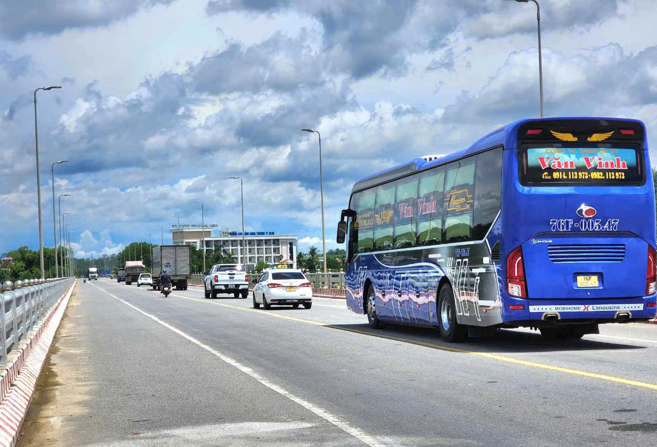 Tài xế cảm nhận ra sao khi cầu Trà Khúc 2 thông xe trở lại sau 2 tháng sửa chữa?- Ảnh 6. Tài xế cảm nhận ra sao khi cầu Trà Khúc 2 thông xe trở lại sau 2 tháng sửa chữa?- Ảnh 6.