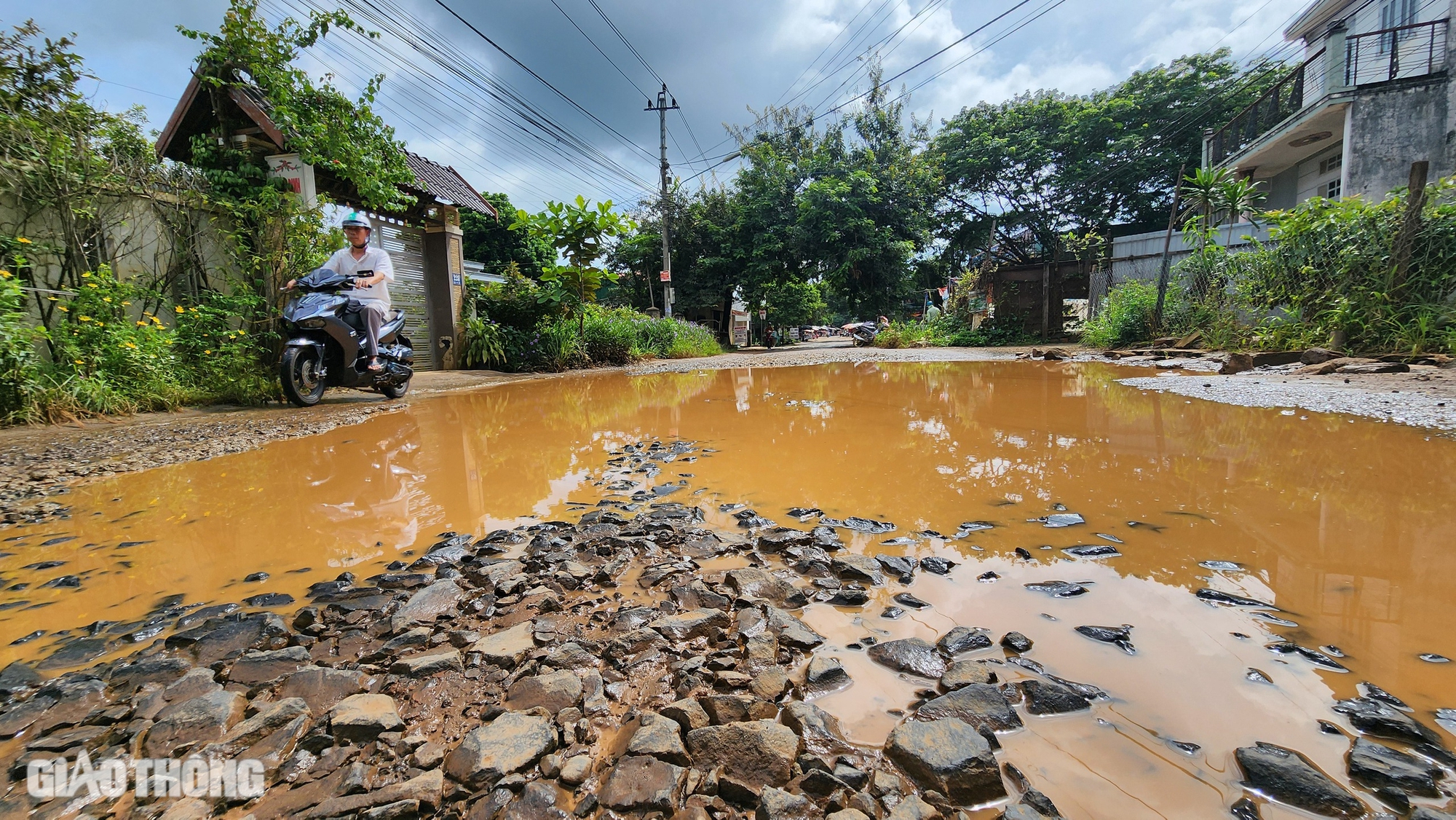 Đắk Lắk: Vướng mặt bằng, đường 300 tỷ thi c&ocirc;ng &igrave; ạch, mất an to&agrave;n giao th&ocirc;ng- Ảnh 3.