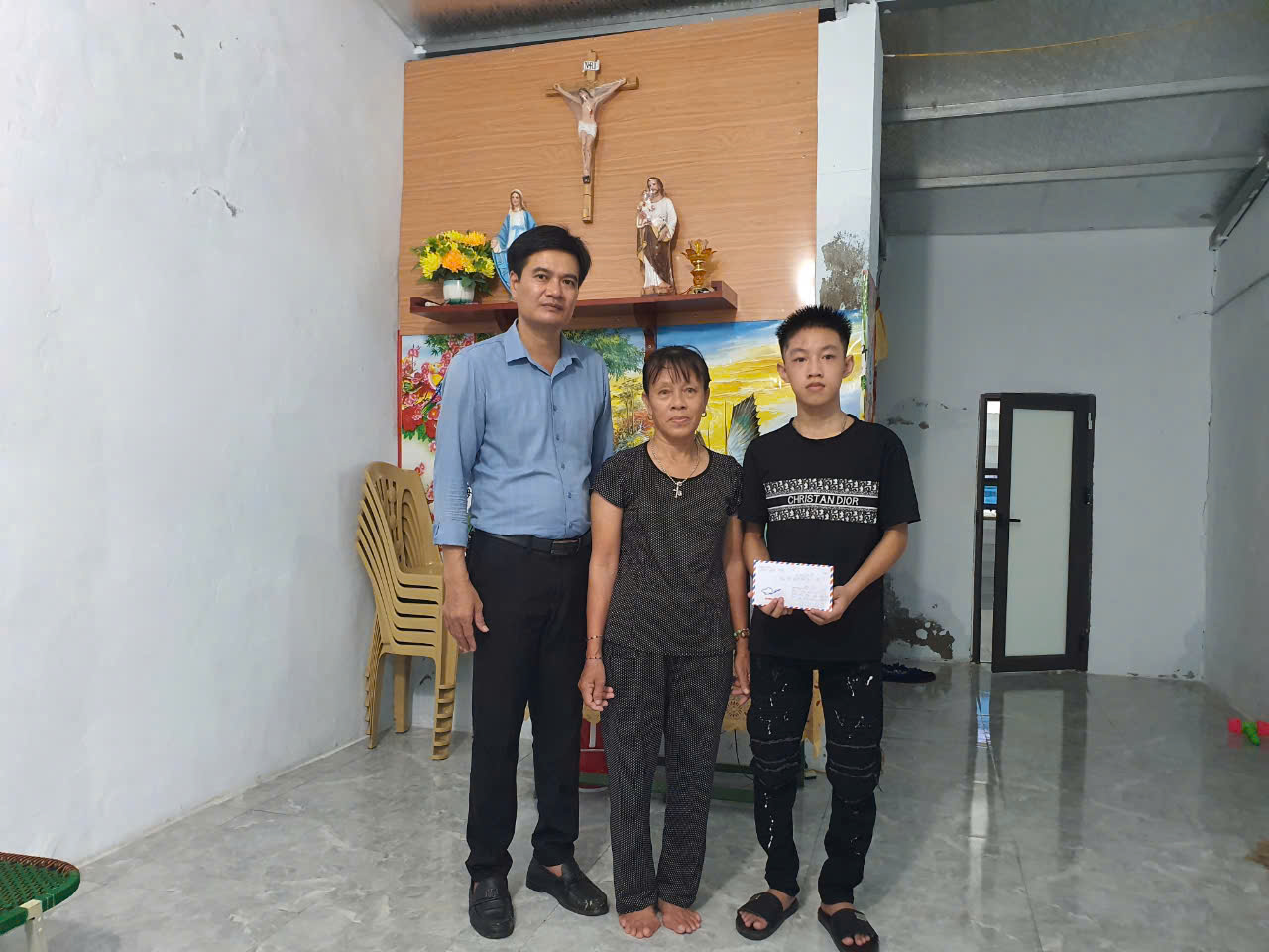 B&aacute;o Giao th&ocirc;ng trao tiền bạn đọc ủng hộ gia đ&igrave;nh nạn nh&acirc;n TNGT ở H&agrave; Tĩnh- Ảnh 2.