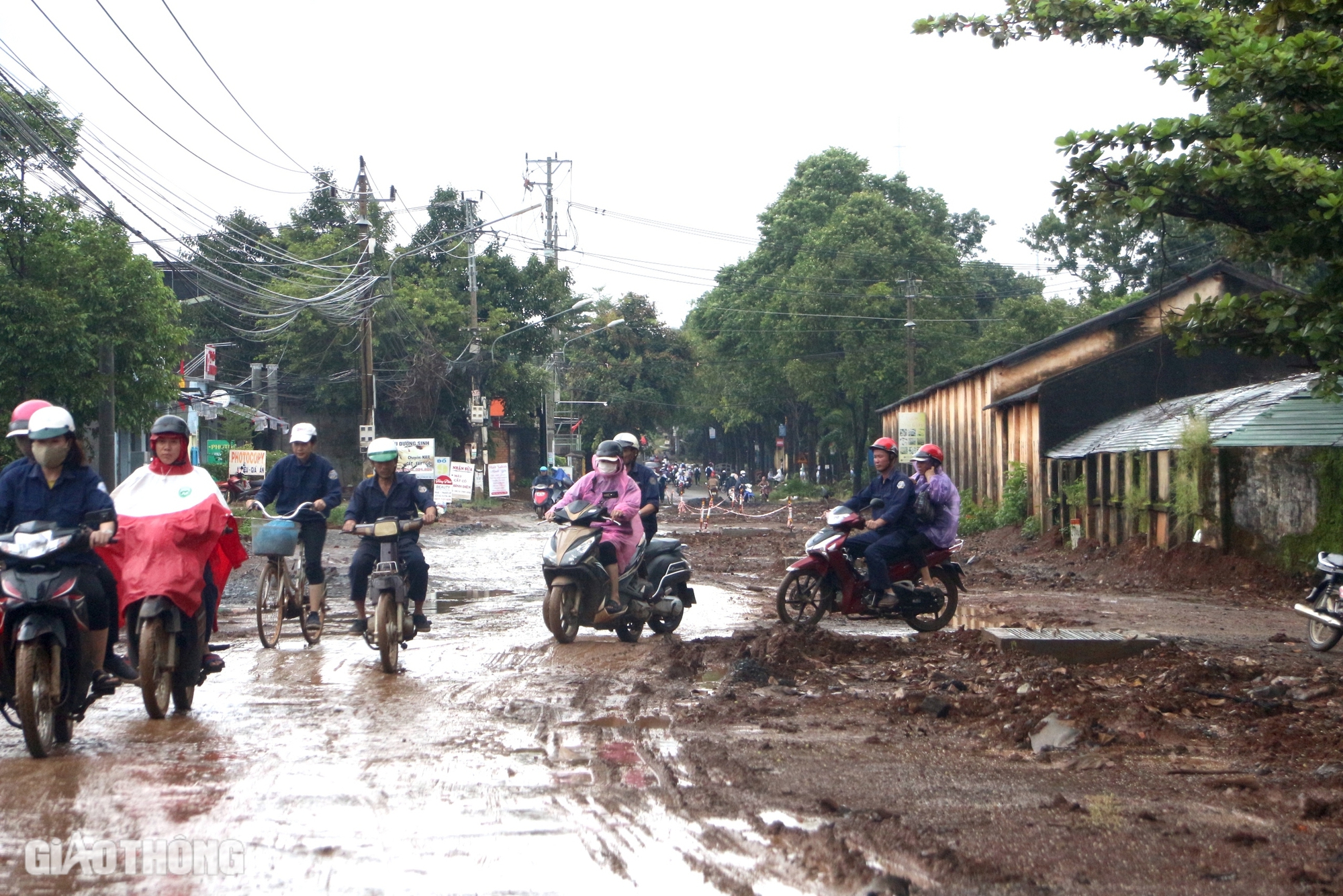 Đắk Lắk: Vướng mặt bằng, đường 300 tỷ thi c&ocirc;ng &igrave; ạch, mất an to&agrave;n giao th&ocirc;ng- Ảnh 4.