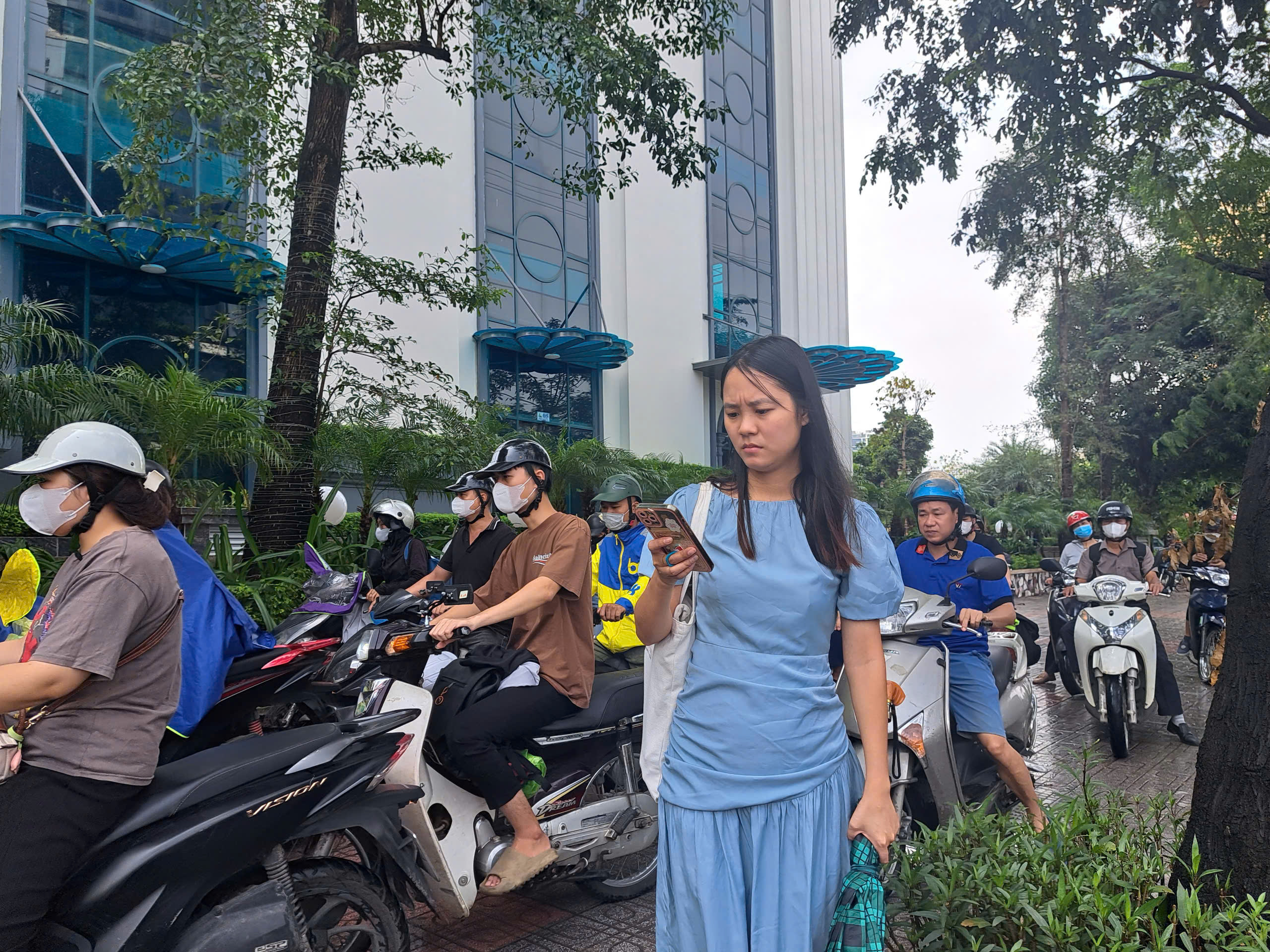 H&agrave; Nội ngập s&acirc;u sau đ&ecirc;m mưa lớn, nhiều tuyến đường đến 10h trưa vẫn tắc- Ảnh 5.