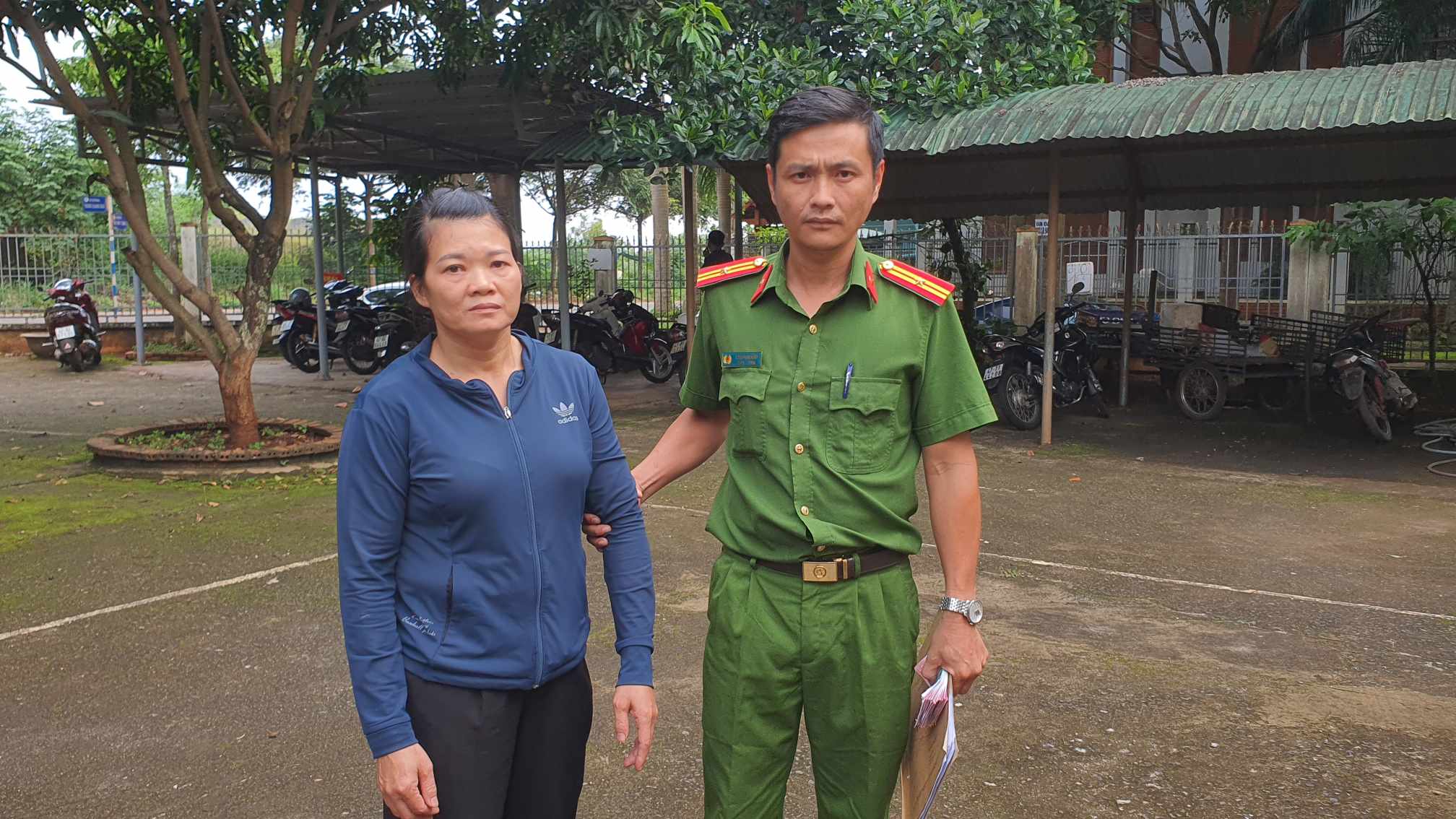 Bắt giữ người phụ nữ liên tục chiếm đoạt vé số của người mù- Ảnh 1. Bắt giữ người phụ nữ liên tục chiếm đoạt vé số của người mù- Ảnh 1.