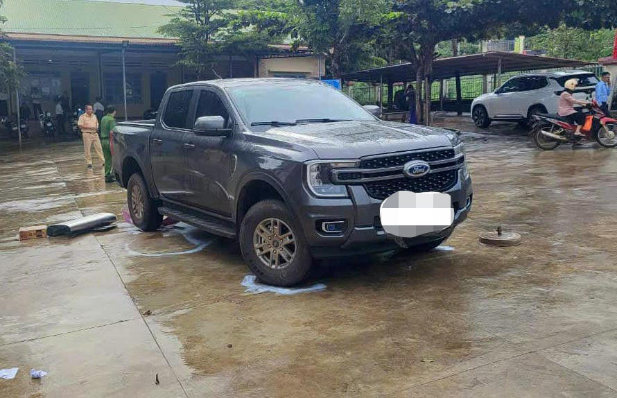 Tạm giữ h&igrave;nh sự t&agrave;i xế l&ugrave;i xe t&ocirc;ng tử vong học sinh lớp 2 trong s&acirc;n trường- Ảnh 2.