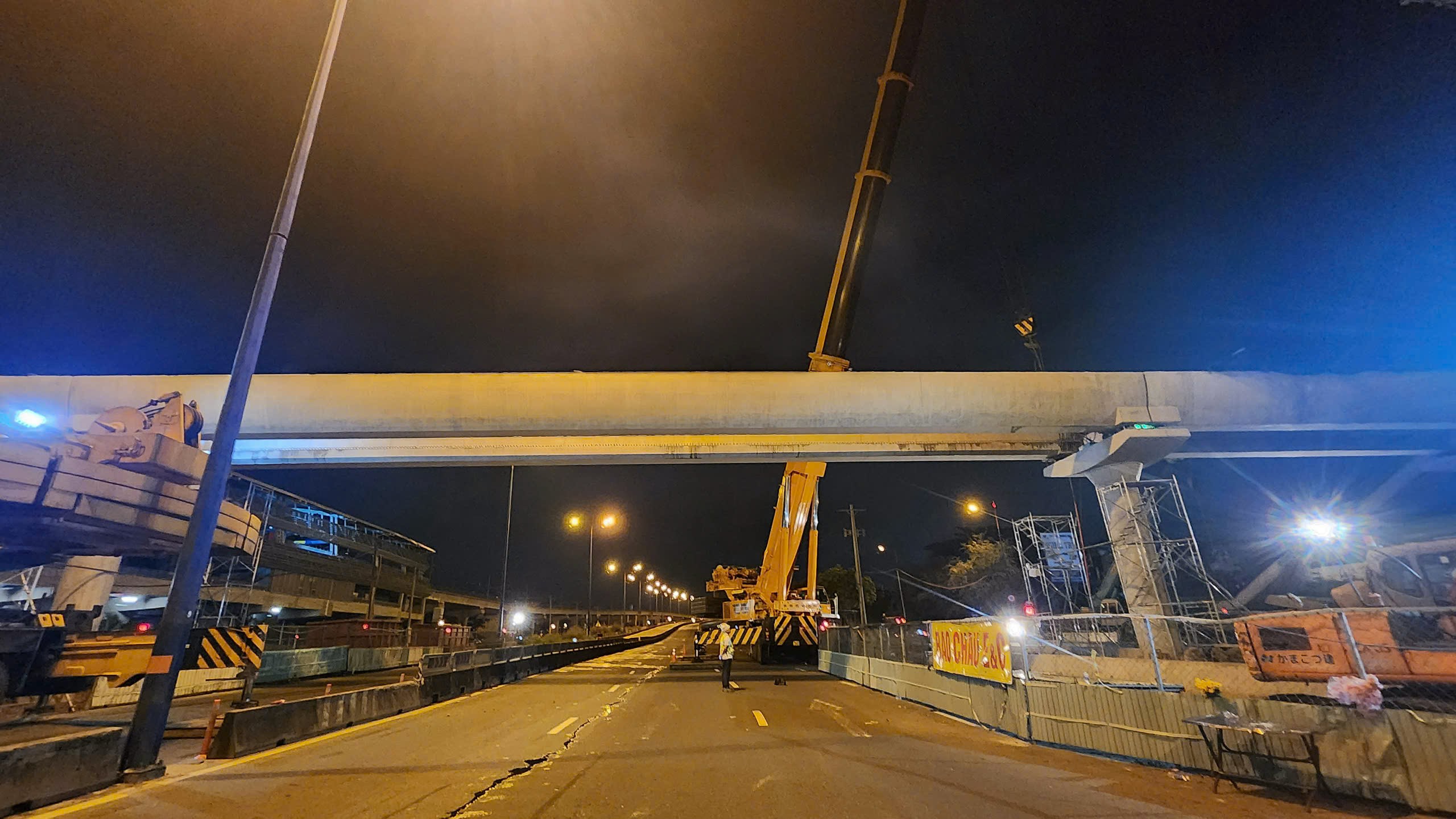 Hoàn thành lắp dầm cầu bộ hành cuối cùng tại metro số 1- Ảnh 3. Hoàn thành lắp dầm cầu bộ hành cuối cùng tại metro số 1- Ảnh 3.