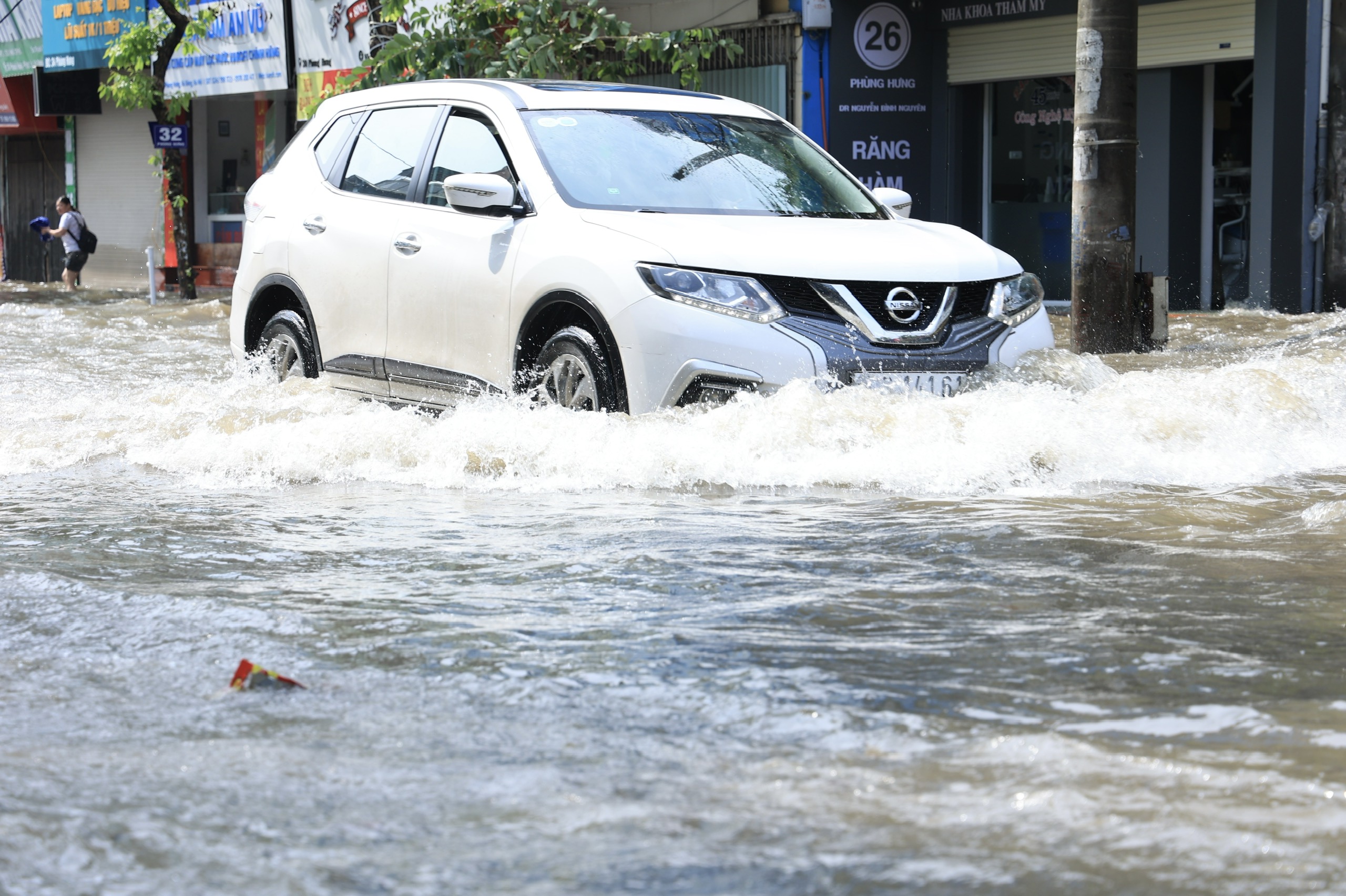 H&agrave; Nội ngập s&acirc;u sau đ&ecirc;m mưa lớn, nhiều tuyến đường đến 10h trưa vẫn tắc- Ảnh 10.