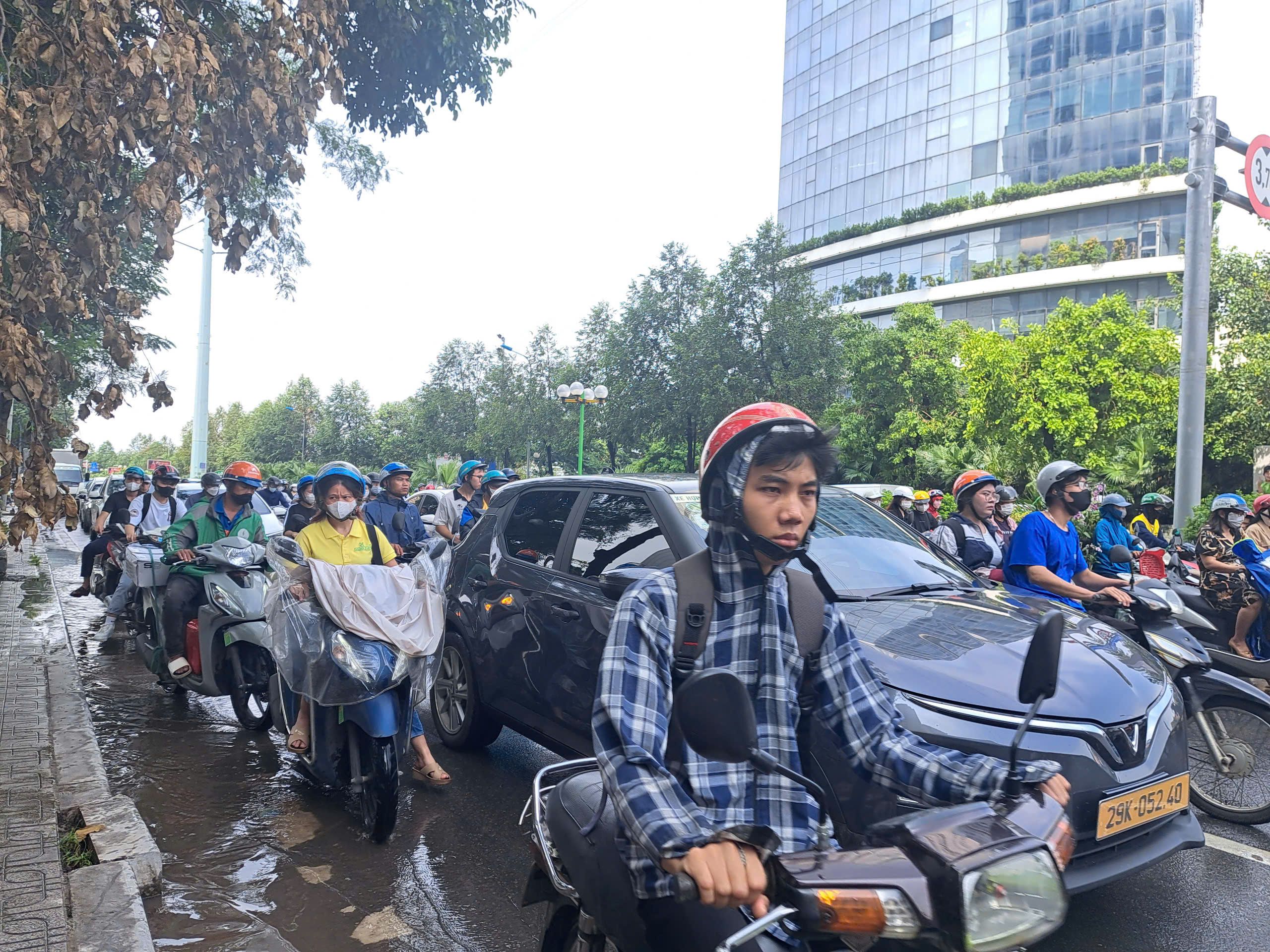 H&agrave; Nội ngập s&acirc;u sau đ&ecirc;m mưa lớn, nhiều tuyến đường đến 10h trưa vẫn tắc- Ảnh 4.