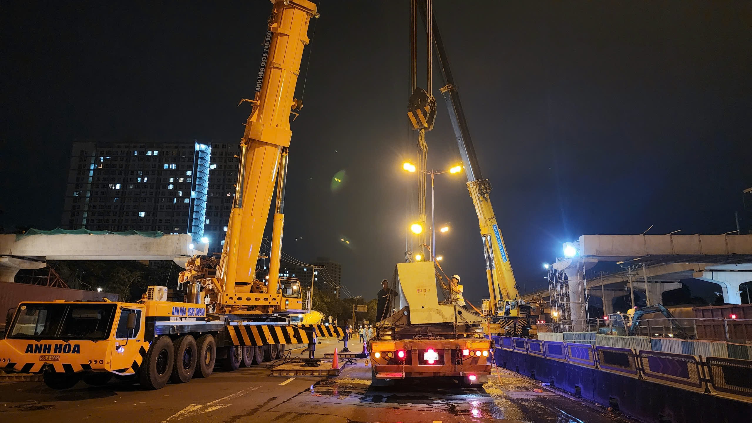 Hoàn thành lắp dầm cầu bộ hành cuối cùng tại metro số 1- Ảnh 2. Hoàn thành lắp dầm cầu bộ hành cuối cùng tại metro số 1- Ảnh 2.