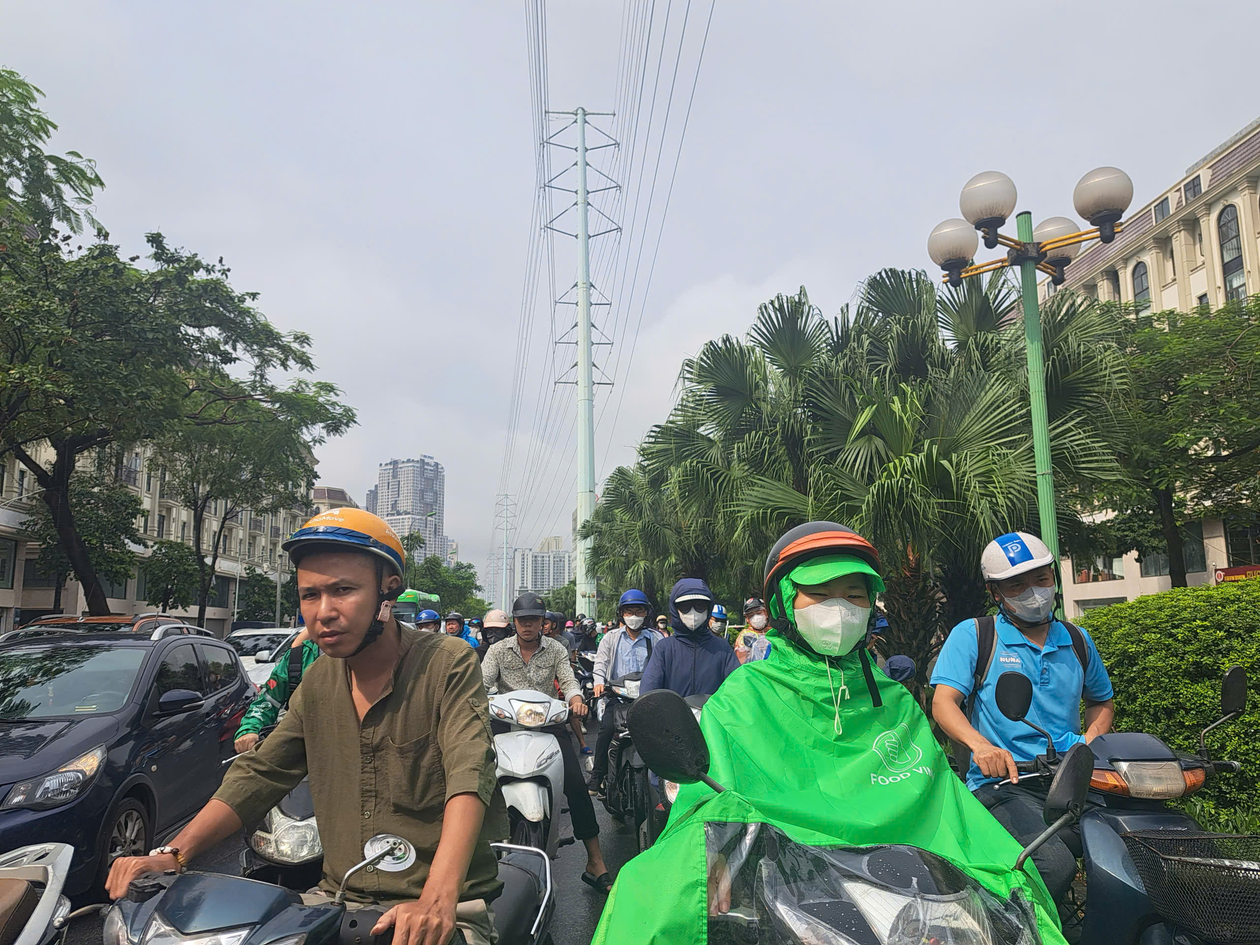 H&agrave; Nội ngập s&acirc;u sau đ&ecirc;m mưa lớn, nhiều tuyến đường đến 10h trưa vẫn tắc- Ảnh 1.