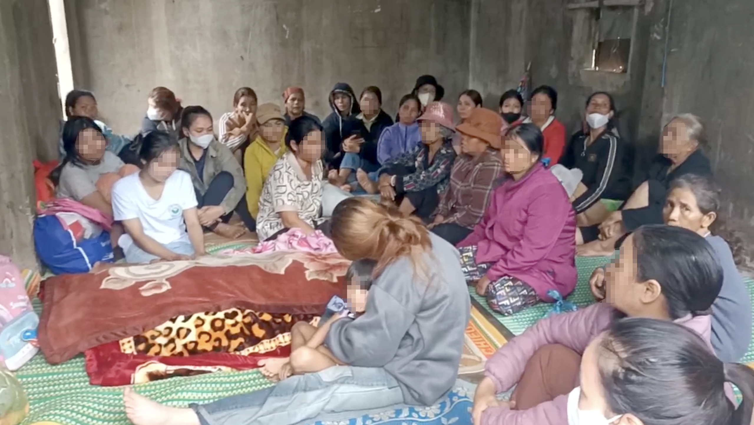 Tạm giữ h&igrave;nh sự t&agrave;i xế l&ugrave;i xe t&ocirc;ng tử vong học sinh lớp 2 trong s&acirc;n trường- Ảnh 1.