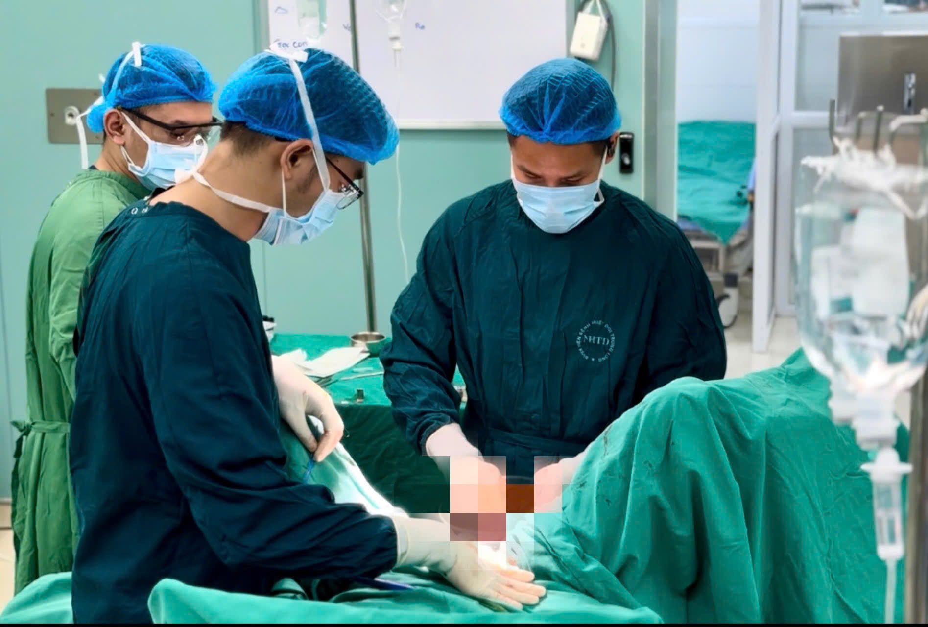 Một người đàn ông hoại tử vùng sinh dục, hậu môn vì đắp lá chữa bệnh- Ảnh 1. Một người đàn ông hoại tử vùng sinh dục, hậu môn vì đắp lá chữa bệnh- Ảnh 1.