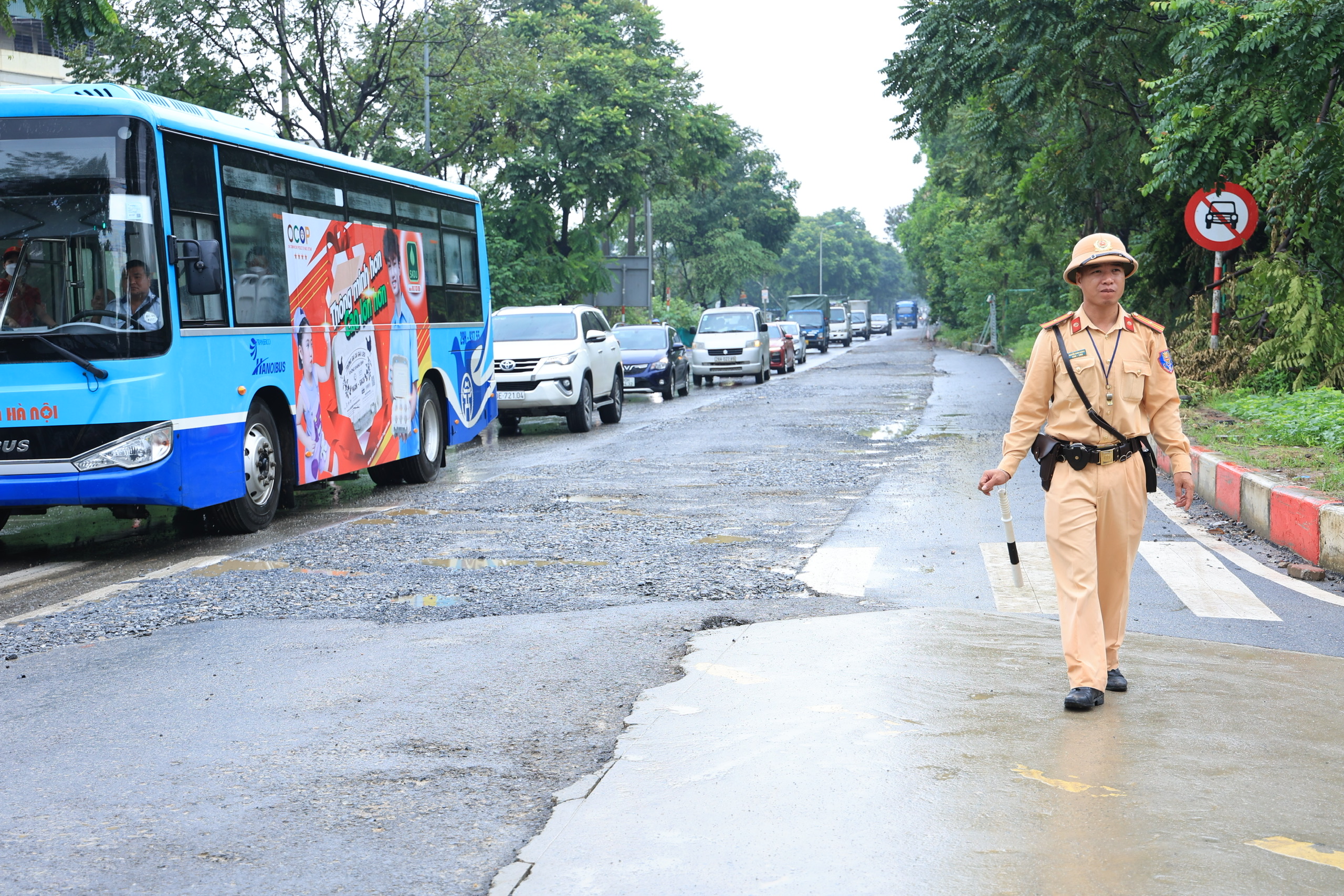 H&agrave; Nội ngập s&acirc;u sau đ&ecirc;m mưa lớn, nhiều tuyến đường đến 10h trưa vẫn tắc- Ảnh 18.