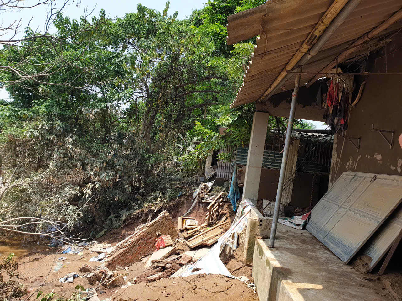 G&aacute;c việc nh&agrave;, lo cho đường sắt sớm th&ocirc;ng t&agrave;u sau lũ- Ảnh 10.