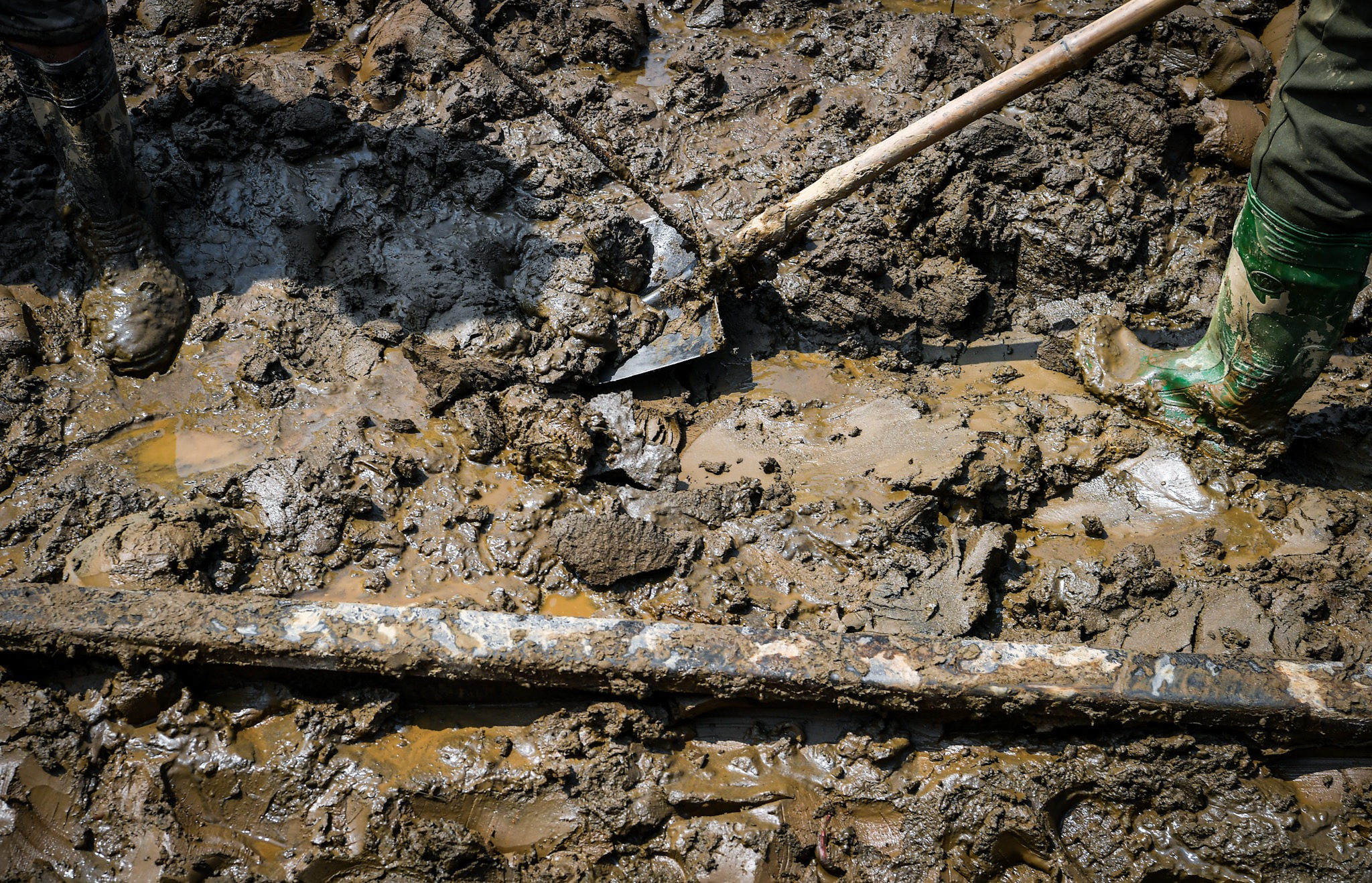 G&aacute;c việc nh&agrave;, lo cho đường sắt sớm th&ocirc;ng t&agrave;u sau lũ- Ảnh 4.