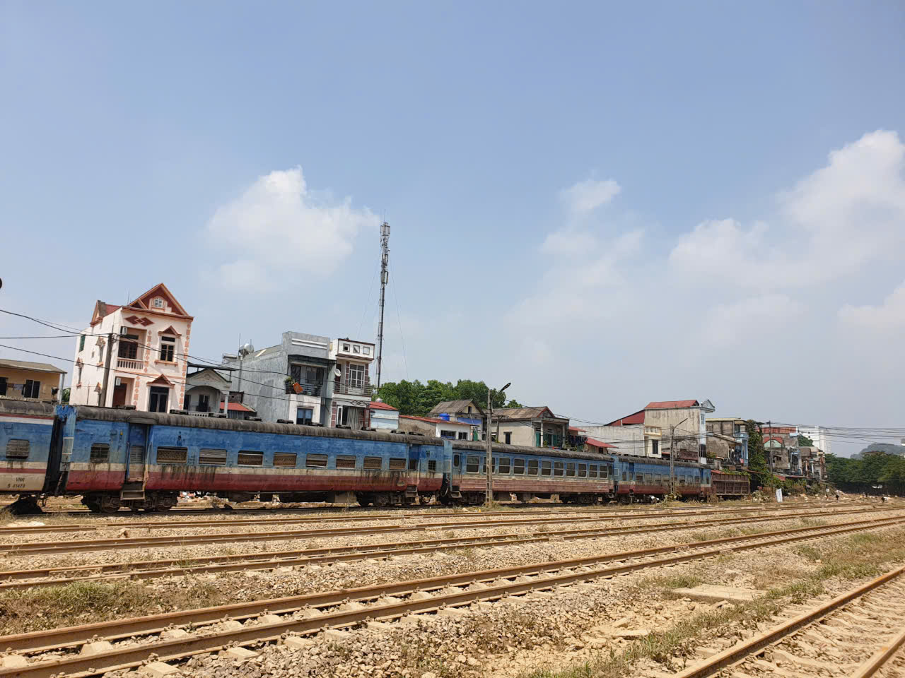 G&aacute;c việc nh&agrave;, lo cho đường sắt sớm th&ocirc;ng t&agrave;u sau lũ- Ảnh 12.