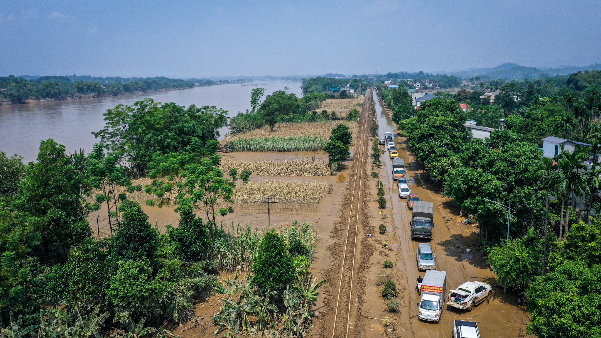 G&aacute;c việc nh&agrave;, lo cho đường sắt sớm th&ocirc;ng t&agrave;u sau lũ- Ảnh 2.