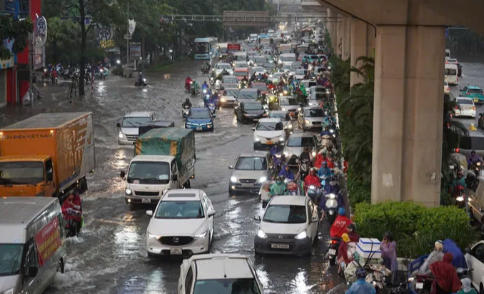 H&agrave; Nội: Nhiều tuyến phố lại ngập trong nước sau trận mưa lớn đ&ecirc;m qua- Ảnh 3.