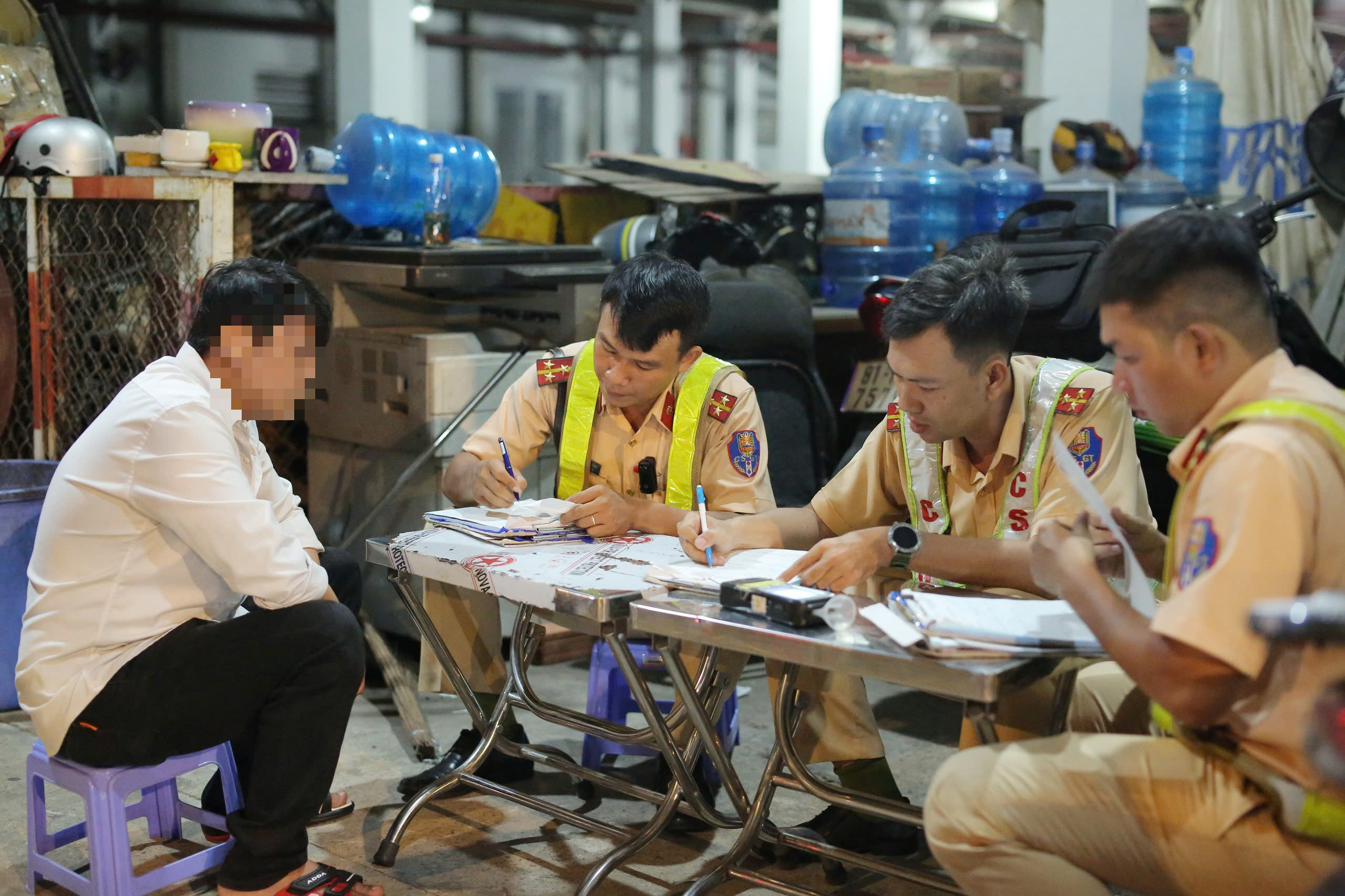 Tái vi phạm nồng độ cồn, người đàn ông bật khóc vì tiếp tục bị xử phạt- Ảnh 3. Tái vi phạm nồng độ cồn, người đàn ông bật khóc vì tiếp tục bị xử phạt- Ảnh 3.